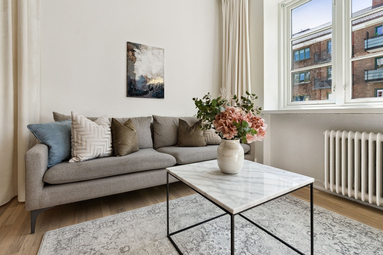 Store vinduer og romslig stue. Galleribilde