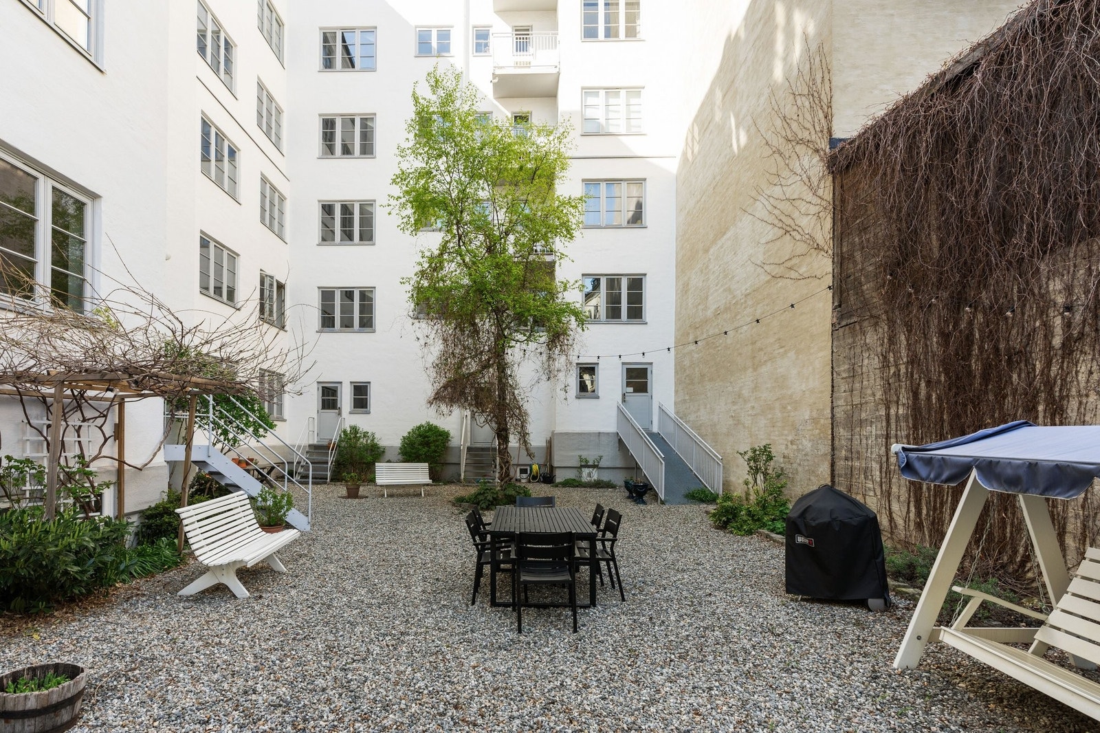 Velstelt bakgård Galleribilde