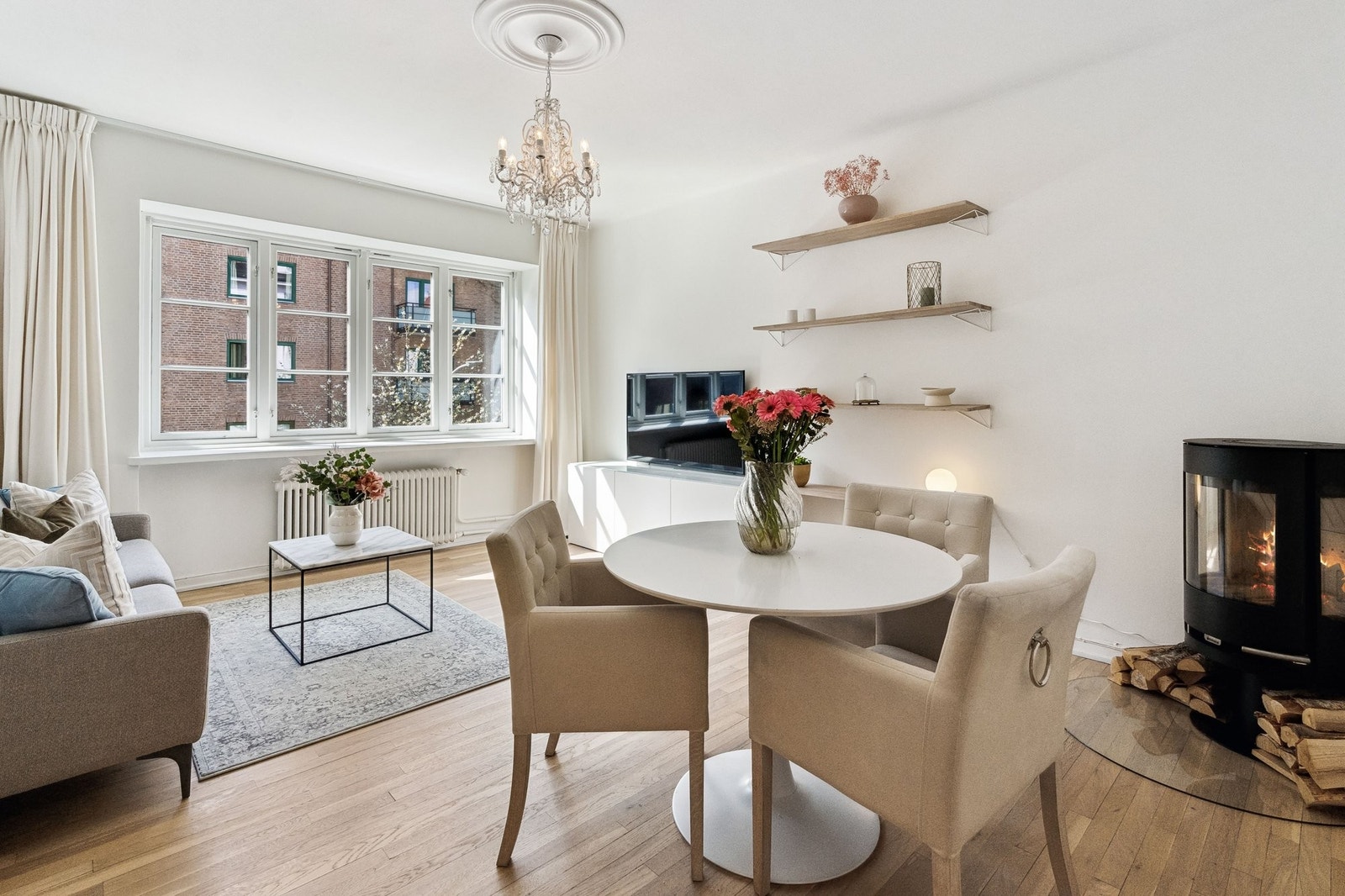 Romslig stue med peis og store vinduer. Galleribilde