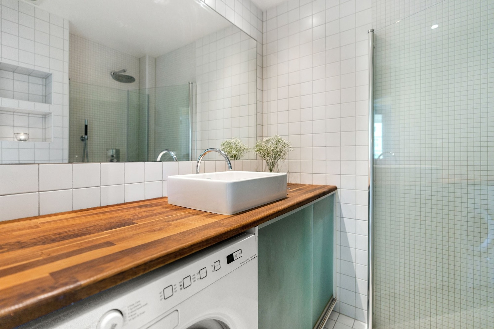 Romslig og fresht bad med vaskemaskin, gulvvarme perfekt for kalde vintre, og romslig dusj Galleribilde