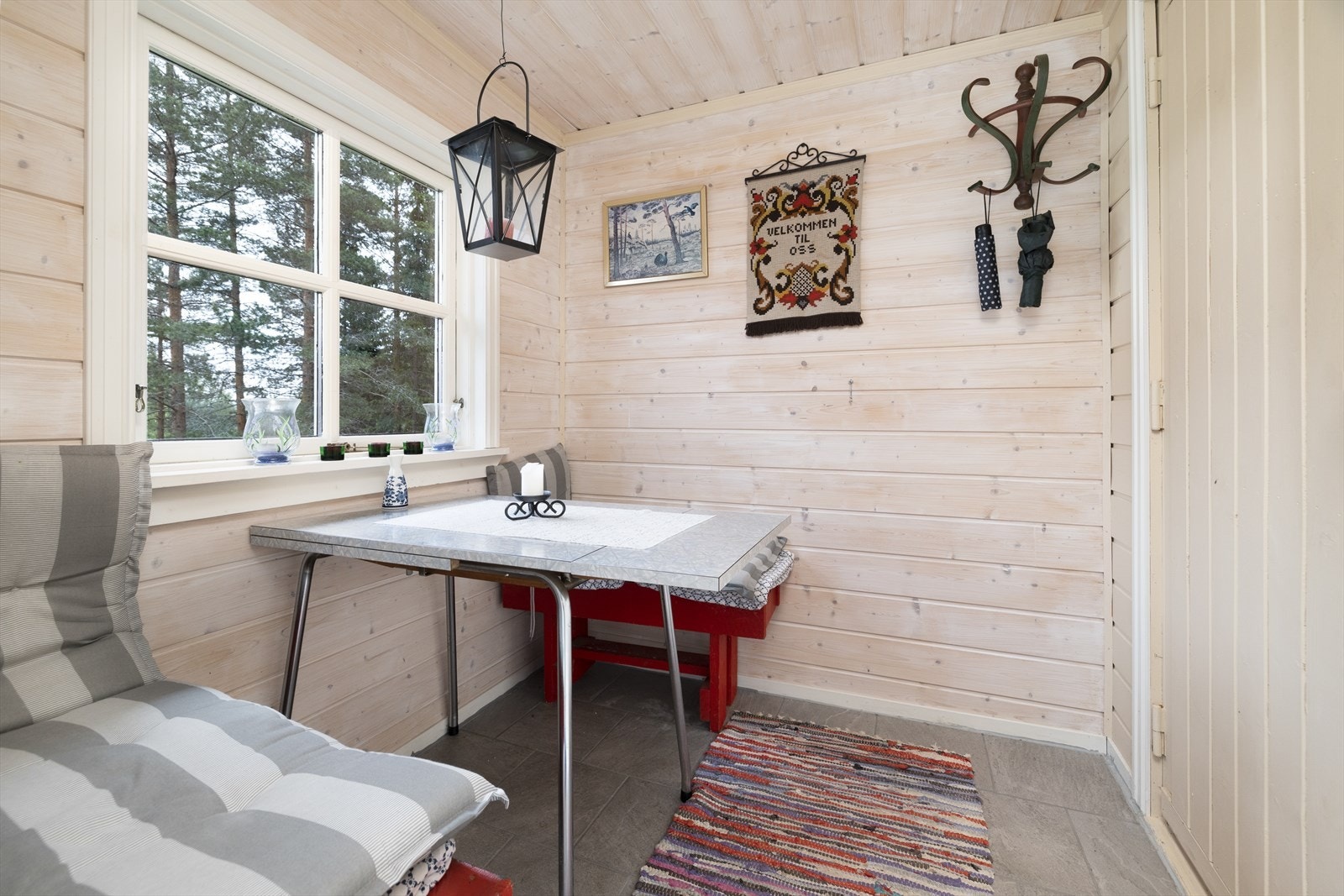 Hyggelig vindfang med plass til kaffekrok eller garderobe. Galleribilde