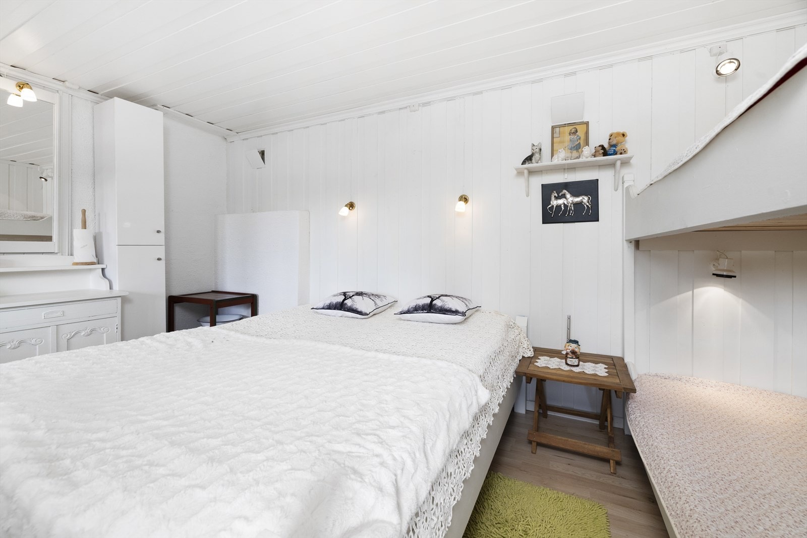 Hytta har et stort soverom med god plass til evt garderobe eller ekstra sengeplass. Galleribilde