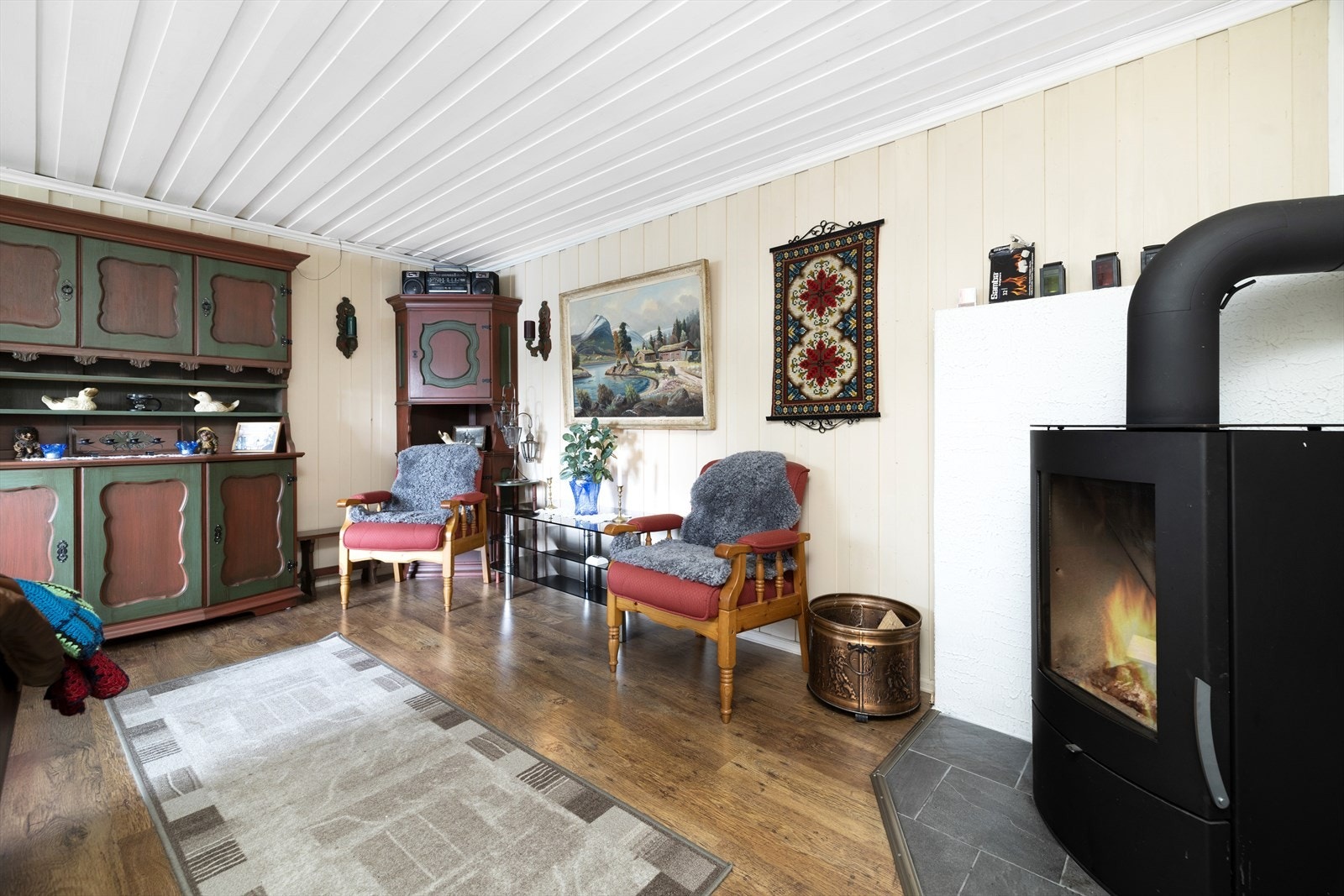 Romslig stue med plass til sitte og spisegruppe. Galleribilde