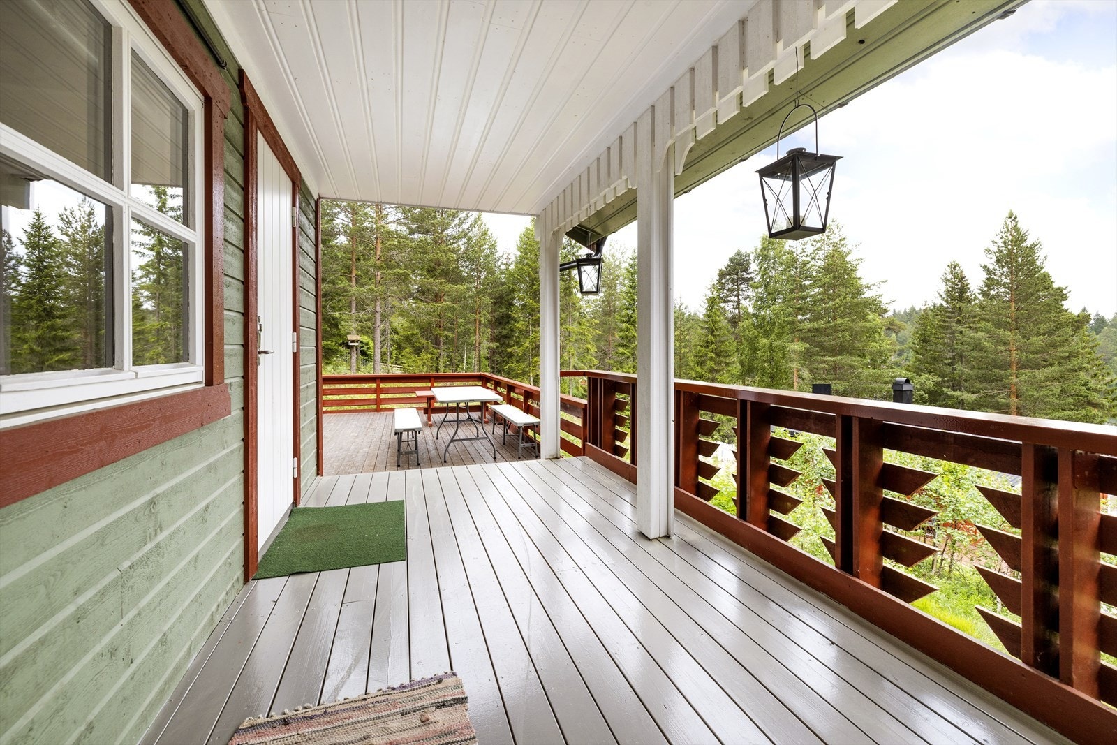 Flott stor terrasse på fremsiden og på siden av hytta. Galleribilde