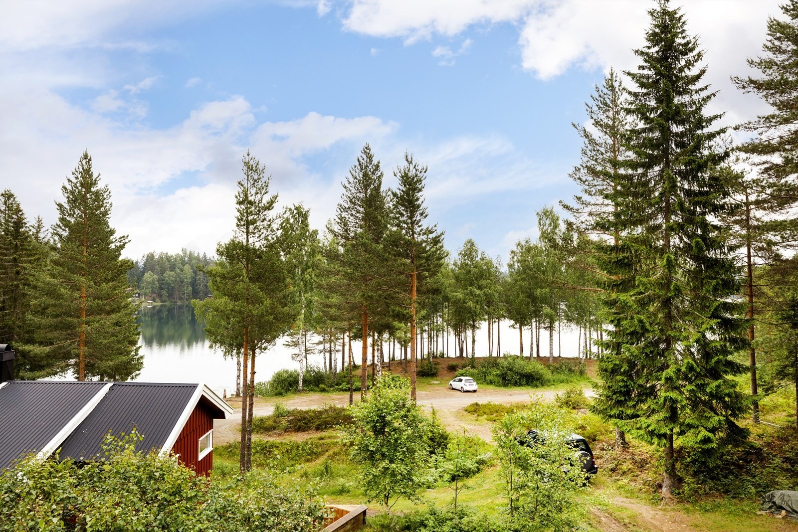 Eiendommen er beliggende på Åletjern i Vestfossen og ligger et steinkast unna vannkanten og et nydelig bade-og fiskevann Galleribilde