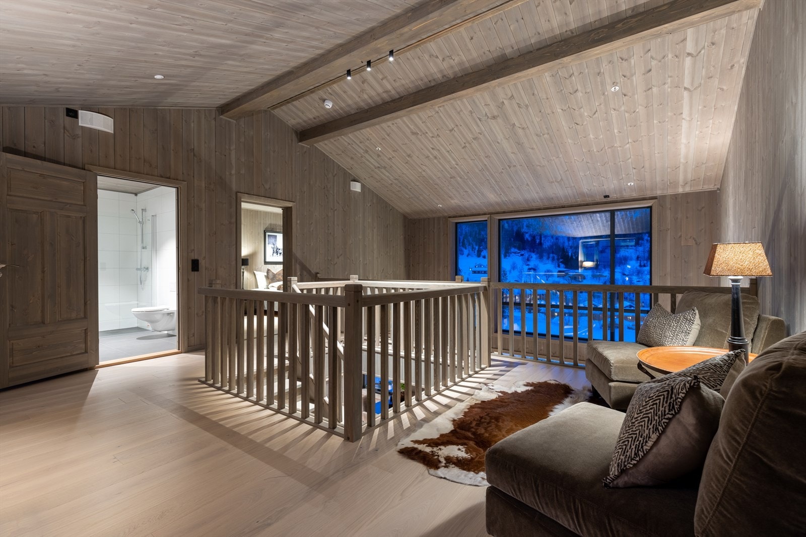 Loftetasjen har et romslig soverom, stort bad og loftstue med god plass for møblering. Galleribilde