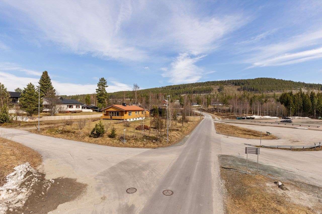 Solrik tomt i krysset ved Koppang barneskole og barnehage Galleribilde