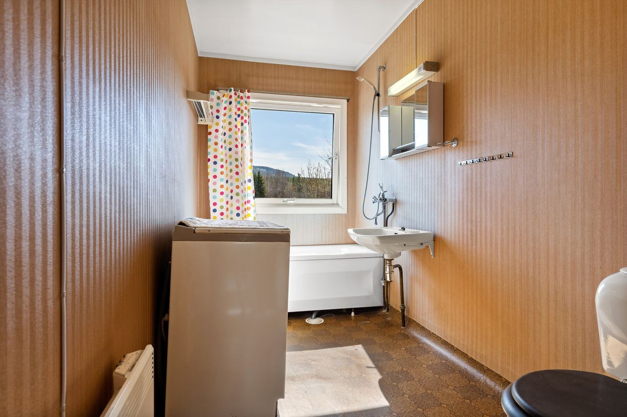 Bad med behov for rehabilitering - ett blandebatteri felles for servant og badekar Galleribilde