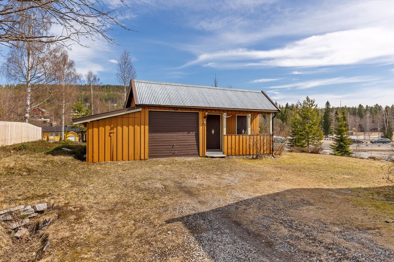 Uthus med enkel garasje og redskapsbod Galleribilde