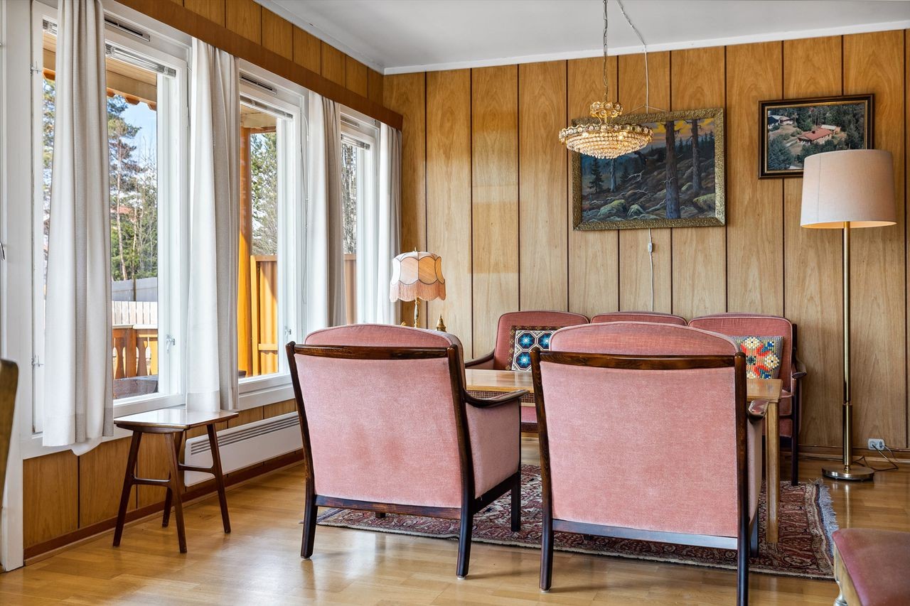 Stuen er kledd med Trysil-panel på veggene Galleribilde