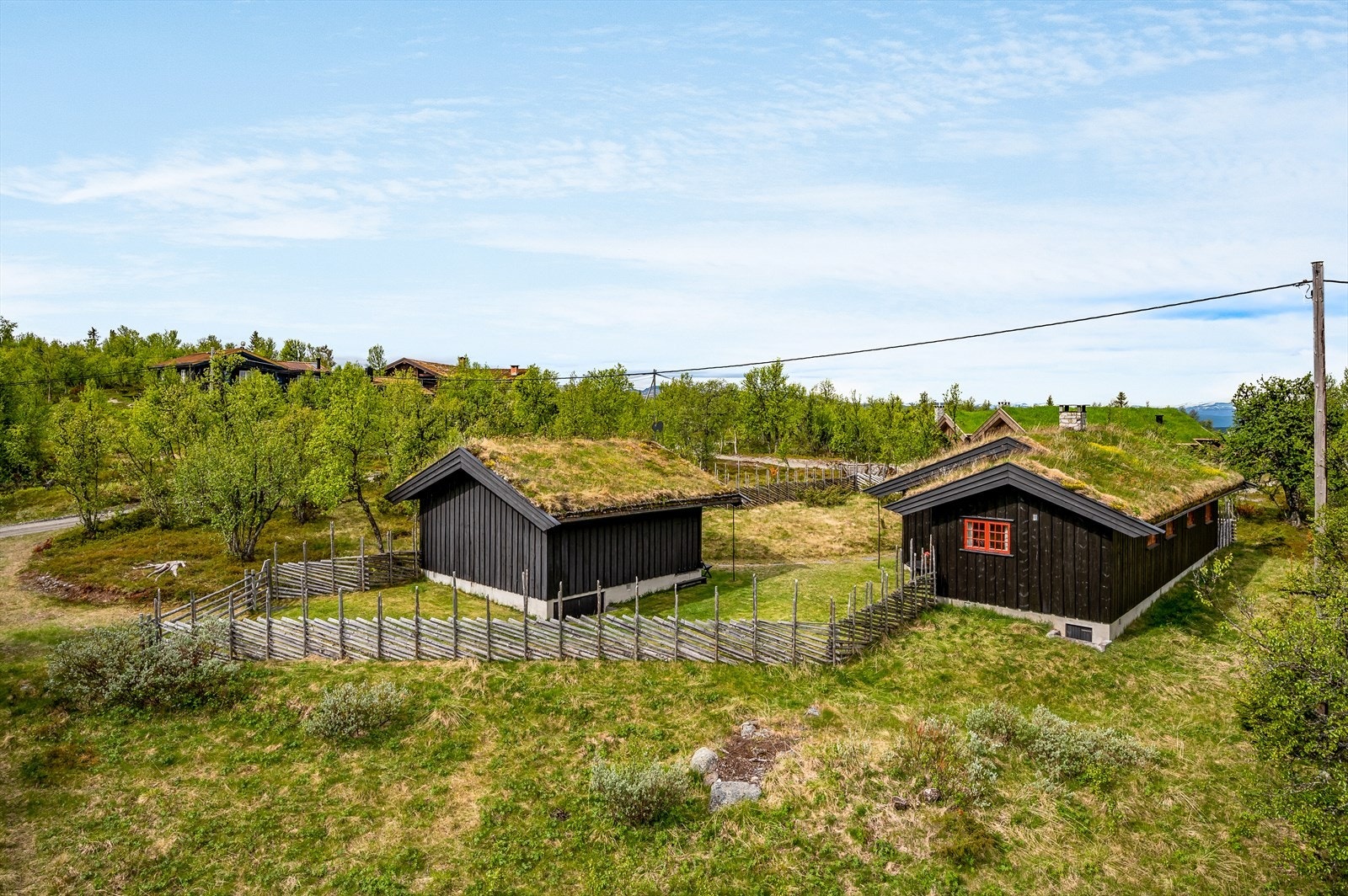 Deler av eiendommen er inngjerdet med skigard Galleribilde