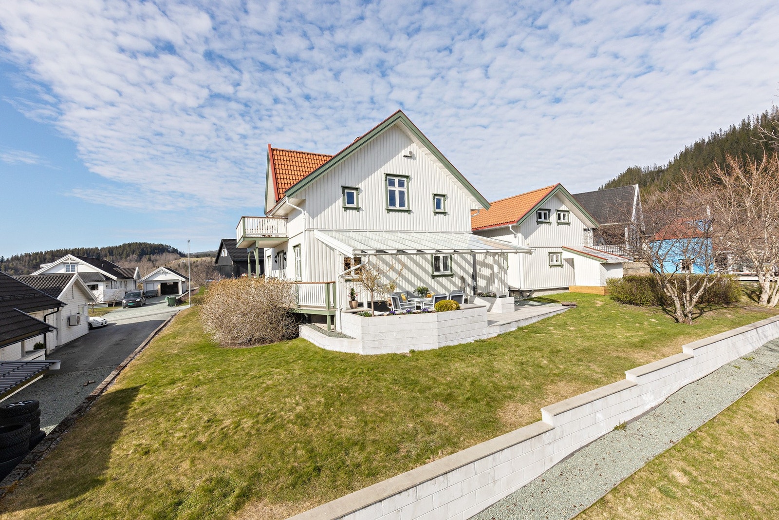 Eiendommen har en stor og pent opparbeidet tomt Galleribilde