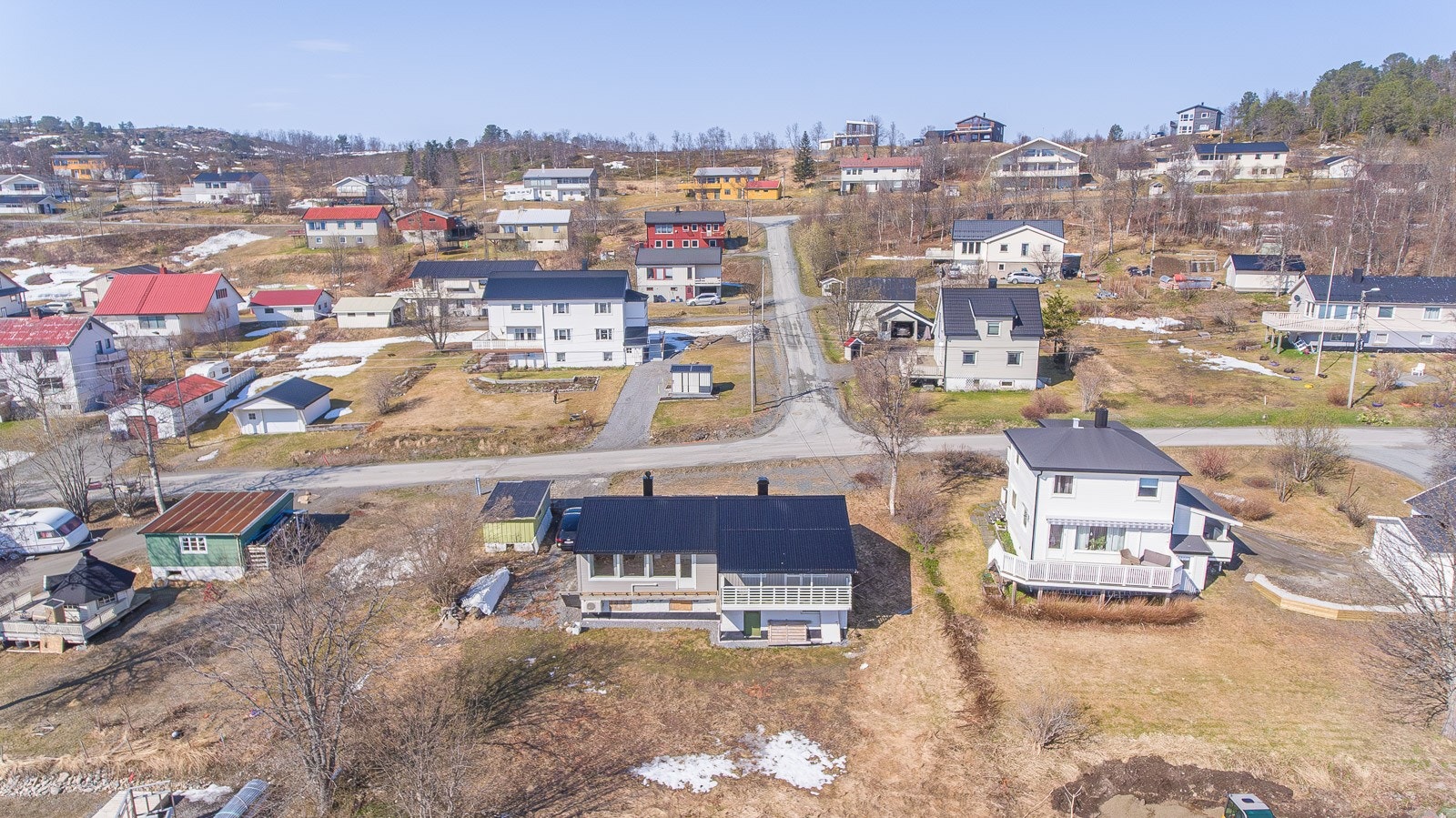 Frittliggende enebolig sentralt på Gibostad med fin beliggenhet i attraktivt og barnevennlig boligfelt. Galleribilde