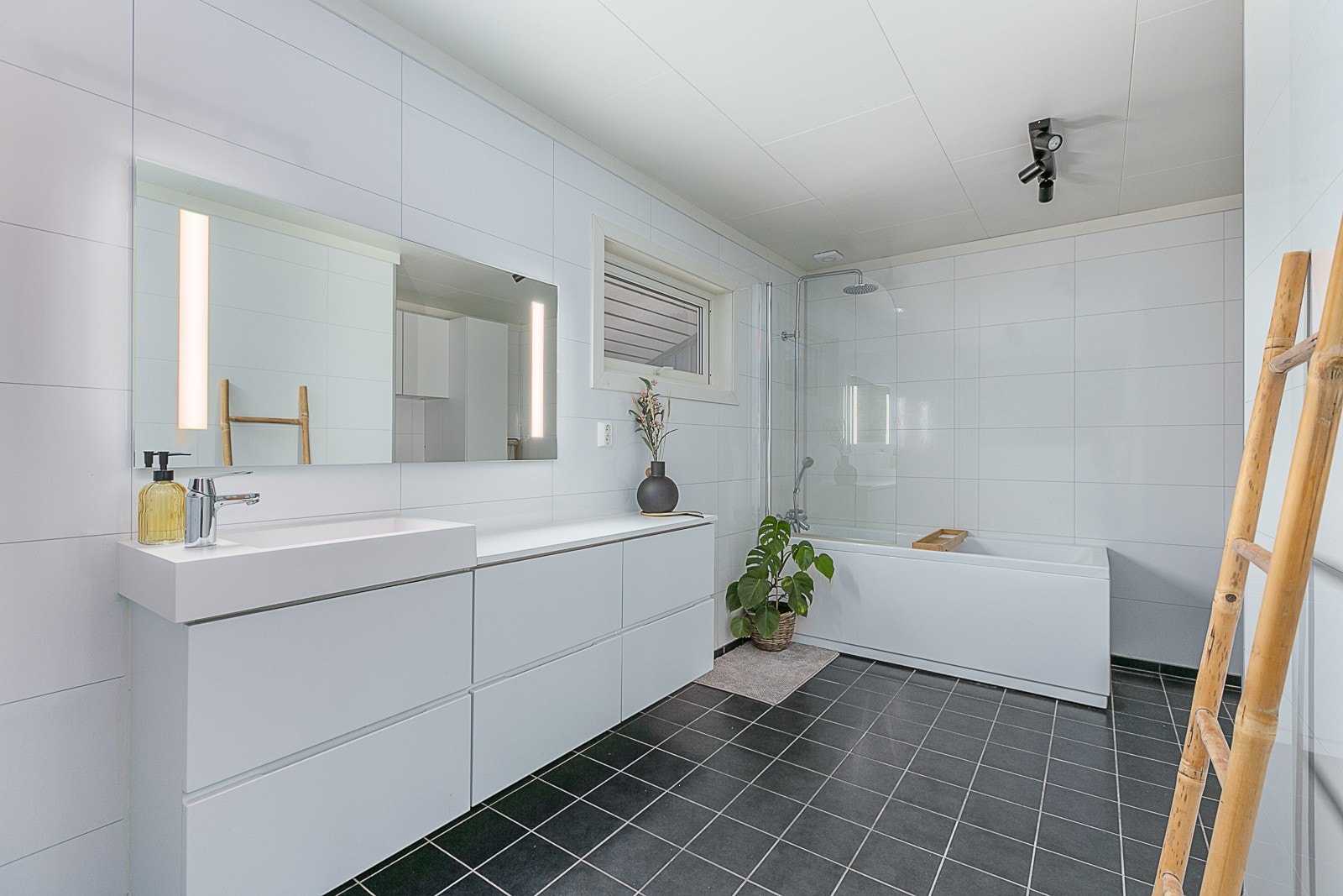 Bad fra 2014 med fliser og varmekabler i gulvet. Galleribilde