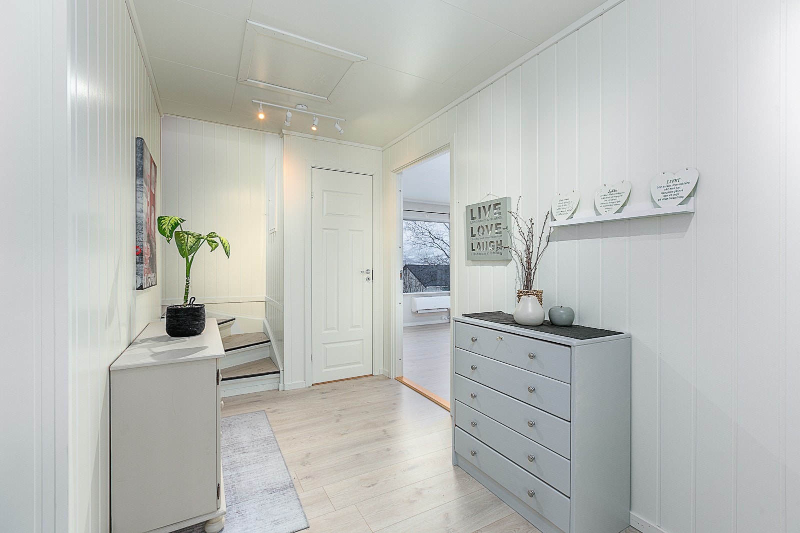 Første etasje består av to halve etasjer, opptrappen finner vi to soverom og bad. Galleribilde