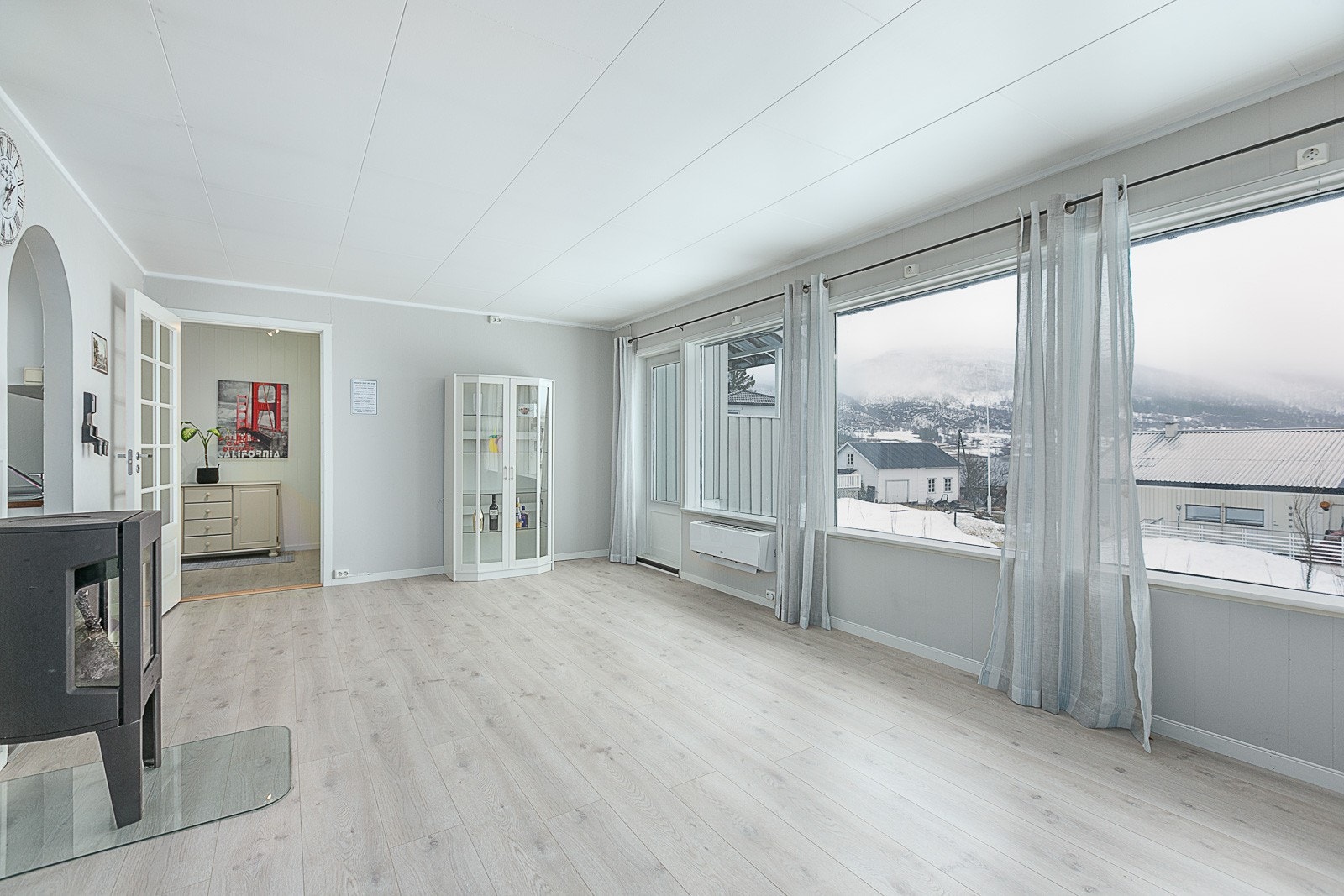 Store vindusflater slipper inn mye naturlig lys og gir en god romfølelse. Galleribilde