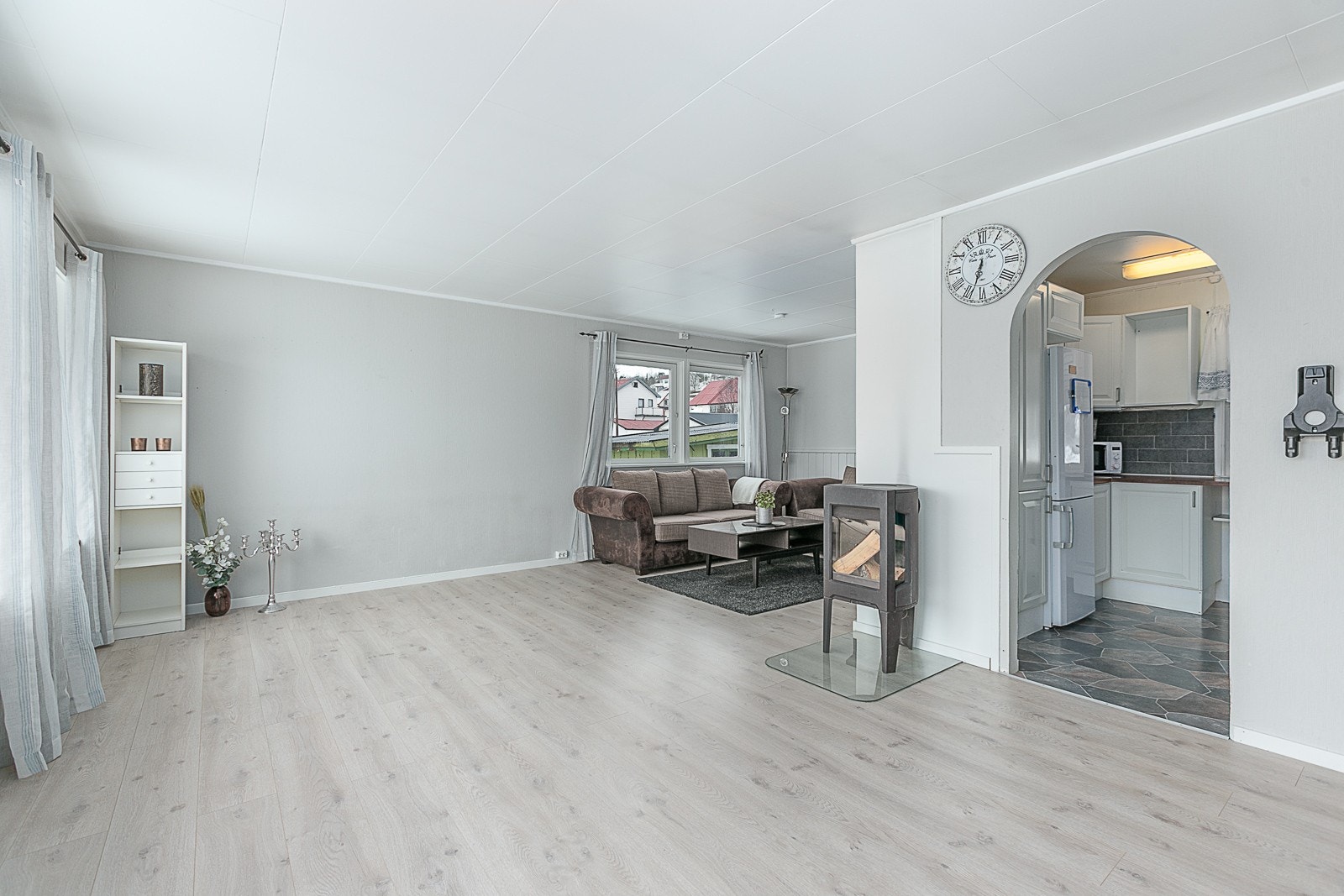 Stuen er romslig og gir mulighet for møblering av flere soner. Galleribilde