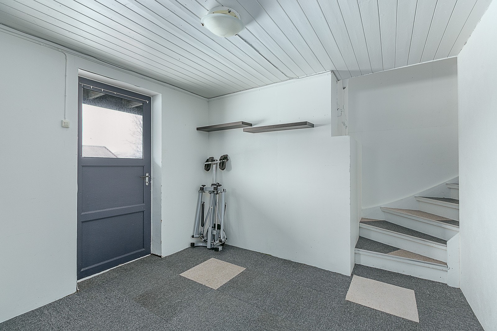 Gang i kjeller med egen utgangsdør. Galleribilde