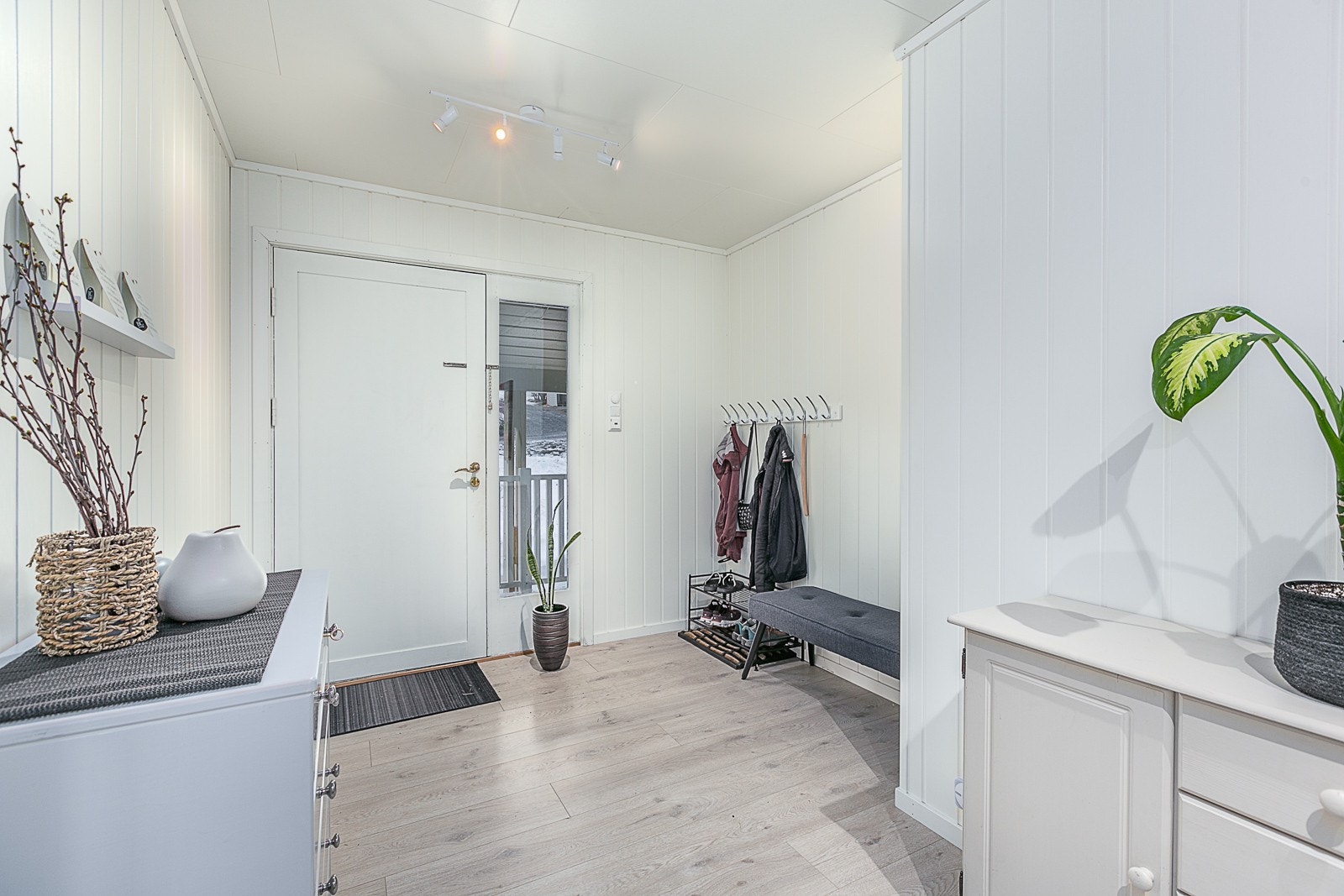 Vindfang med mulighet for oppbevaring av tøy. Galleribilde