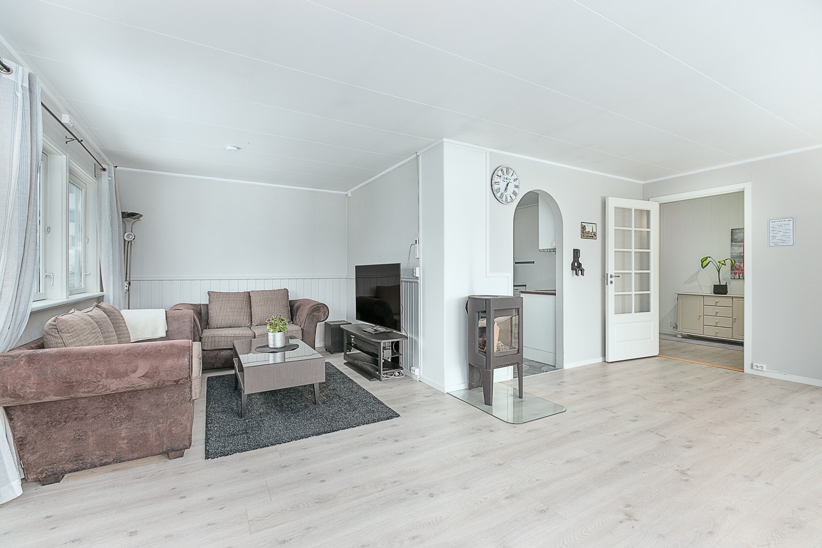 Boligen har gjennomgående lyse overflater. Galleribilde