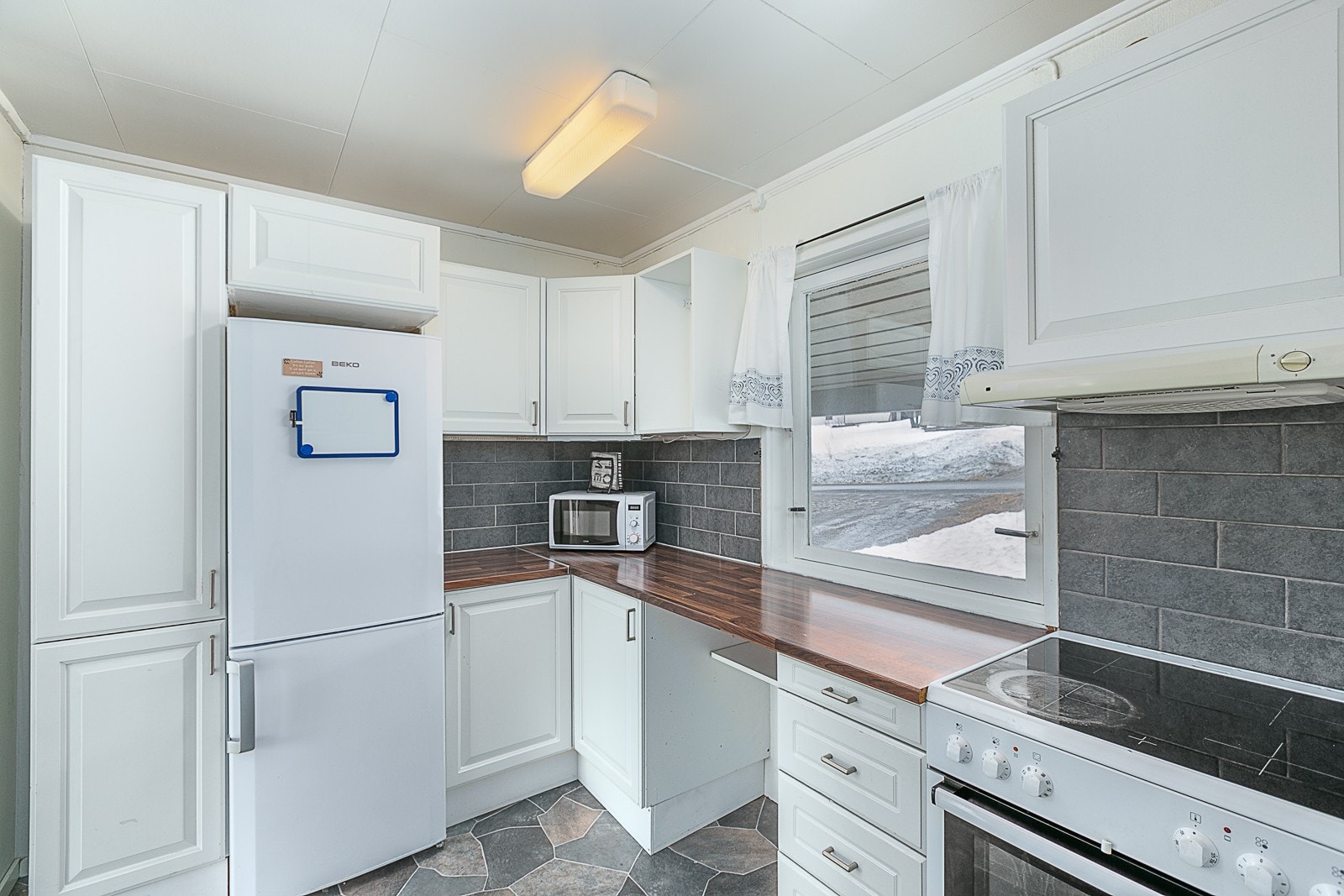 Benkeplaten er av nyere dato og gir en fin arbeidsplass. Galleribilde