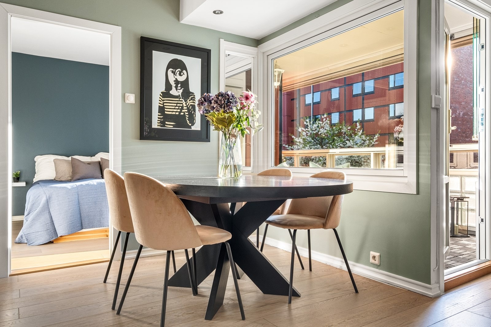 Leiligheten ligger i 2. etasje og inneholder entré, kjøkken, stue, bad og soverom Galleribilde