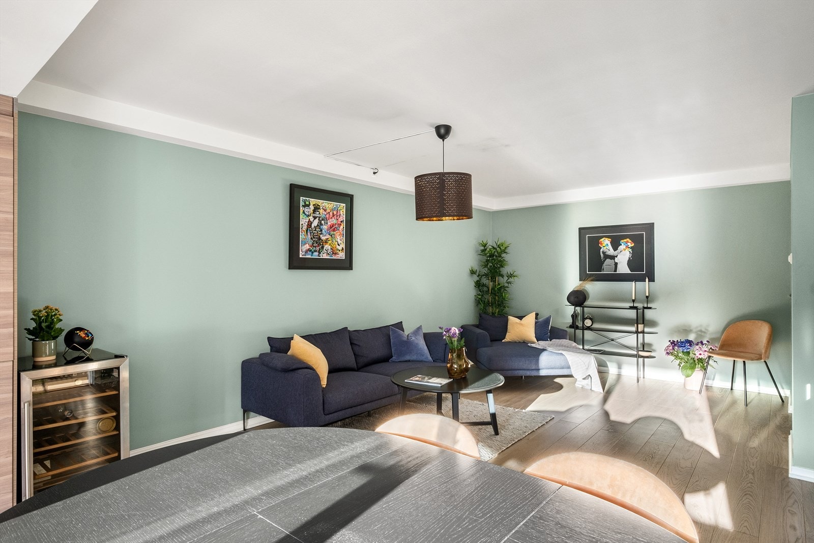 Rommet har en åpen og sosial planløsning, og oppleves enkel å innrede Galleribilde