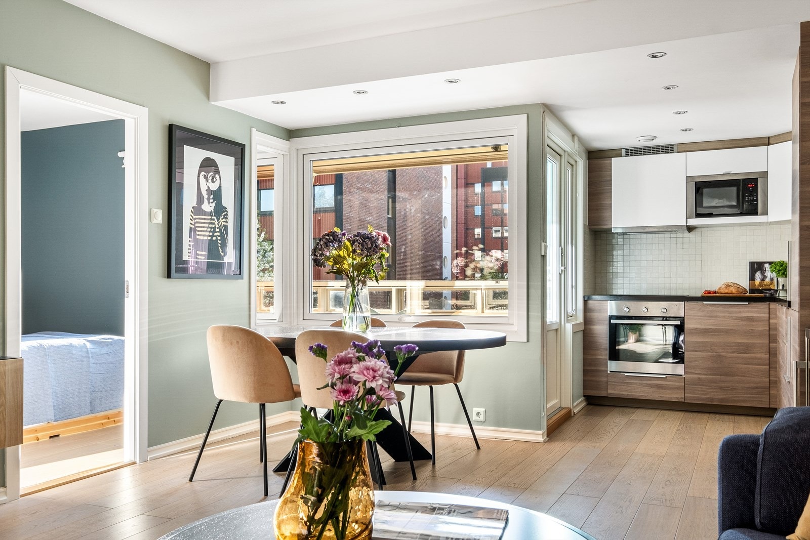 Det er godt lysinnslipp via store vindusflater Galleribilde