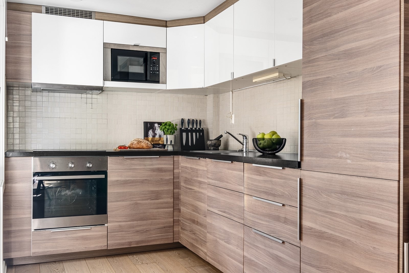 Moderne og stilsikkert kjøkken med glatte fronter og laminat benkeplate Galleribilde