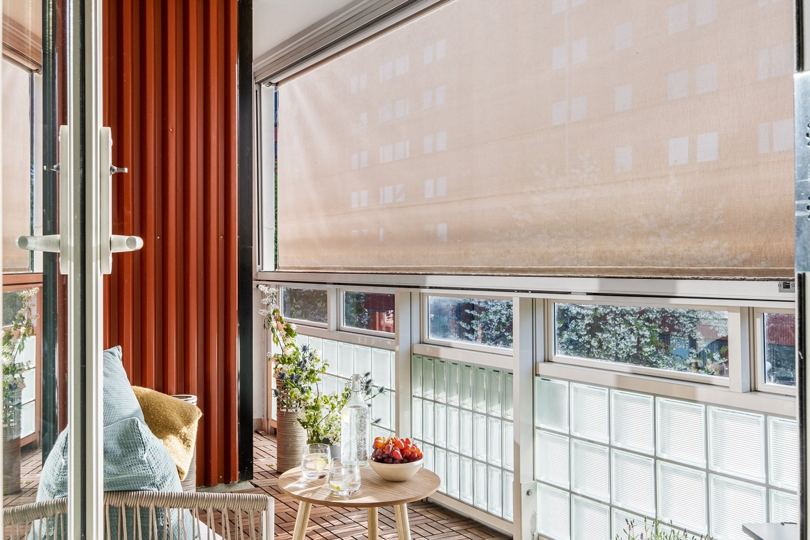 Det er montert solskjerming på balkongen Galleribilde