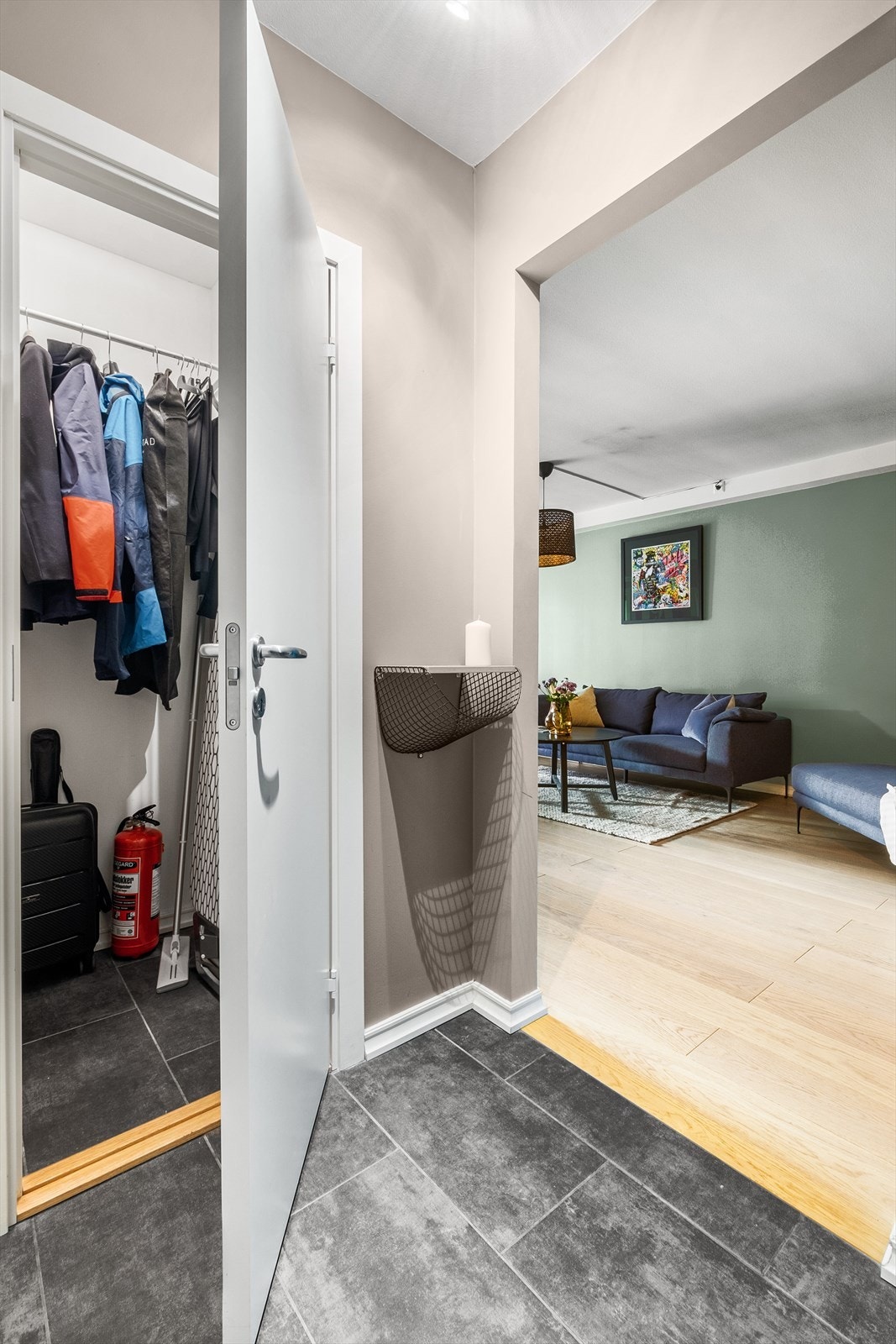 Det er godt med lagringsplass i garderobeløsning - perfekt for sko og yttertøy Galleribilde