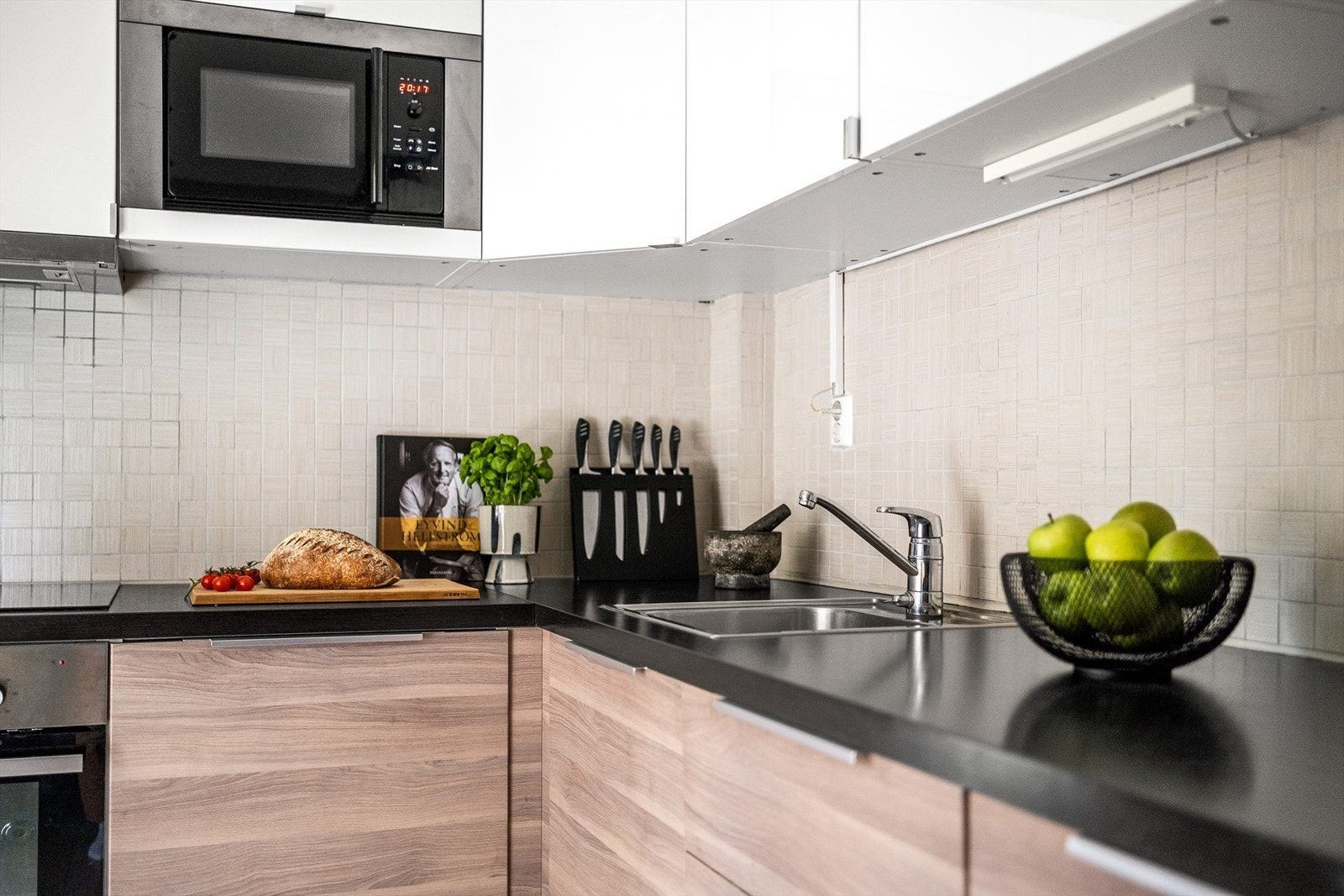 Det er integrerte hvitevarer med platetopp, stekeovn, mikrobølgeovn, kullfiltervifte og kjøl/fryseskap Galleribilde