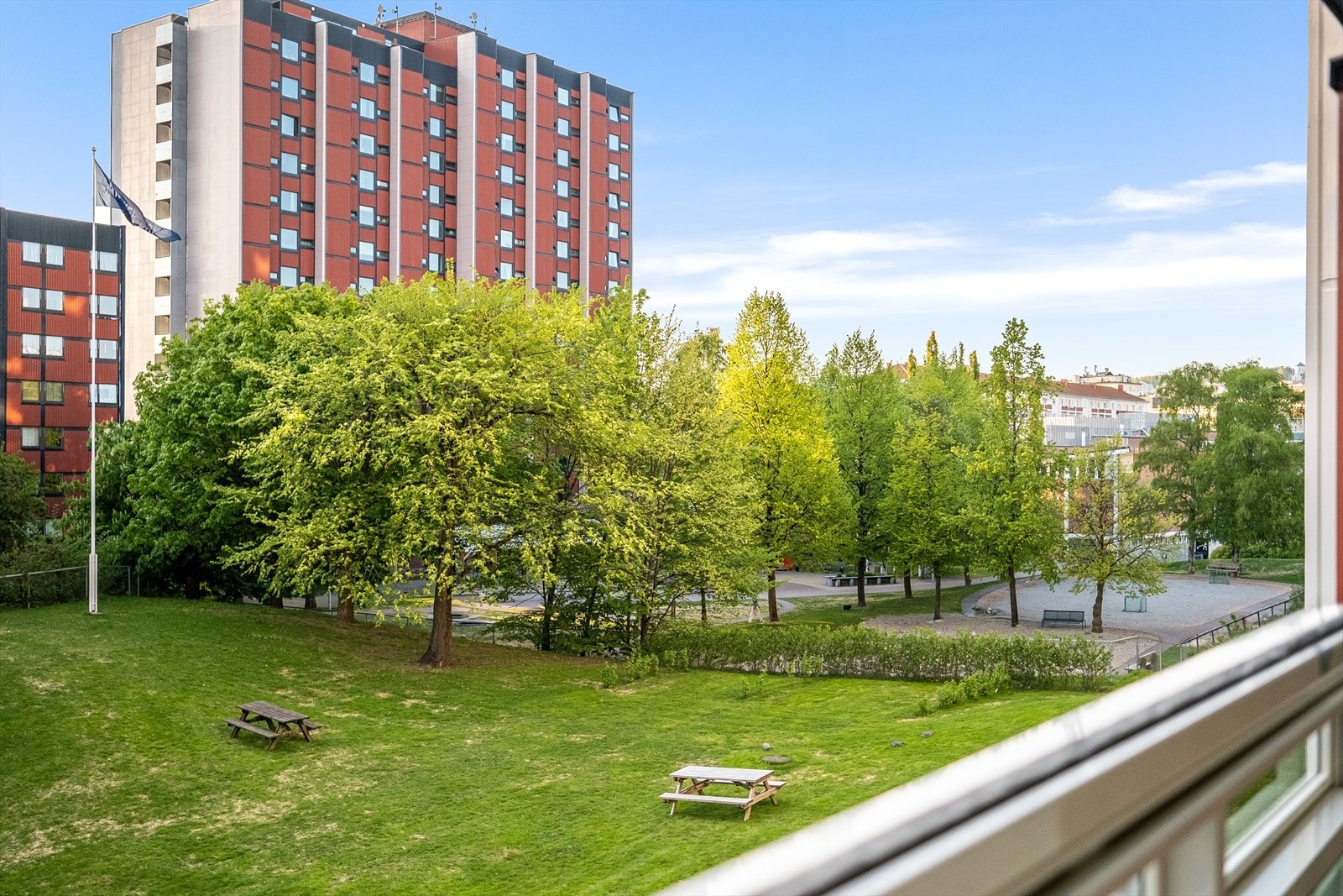 Fint utsyn fra balkongen mot borettslagets fellesarealer Galleribilde