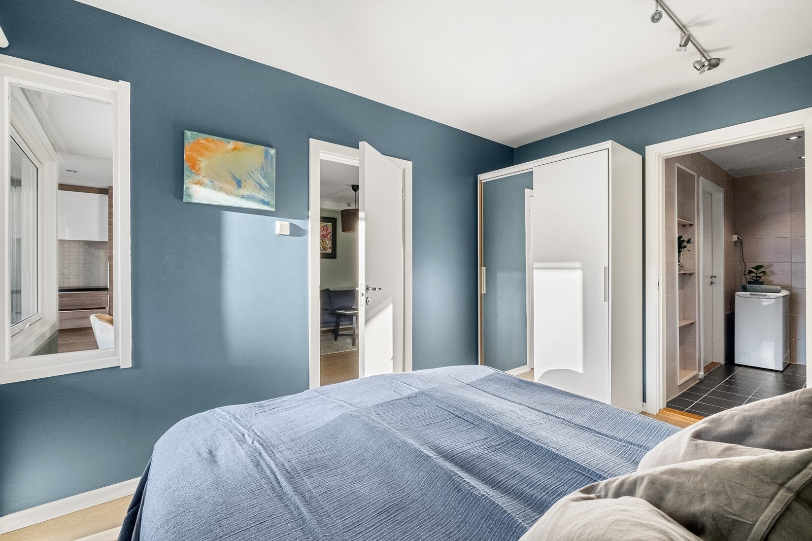 Det er direkte adkomst til badet fra soverommet Galleribilde