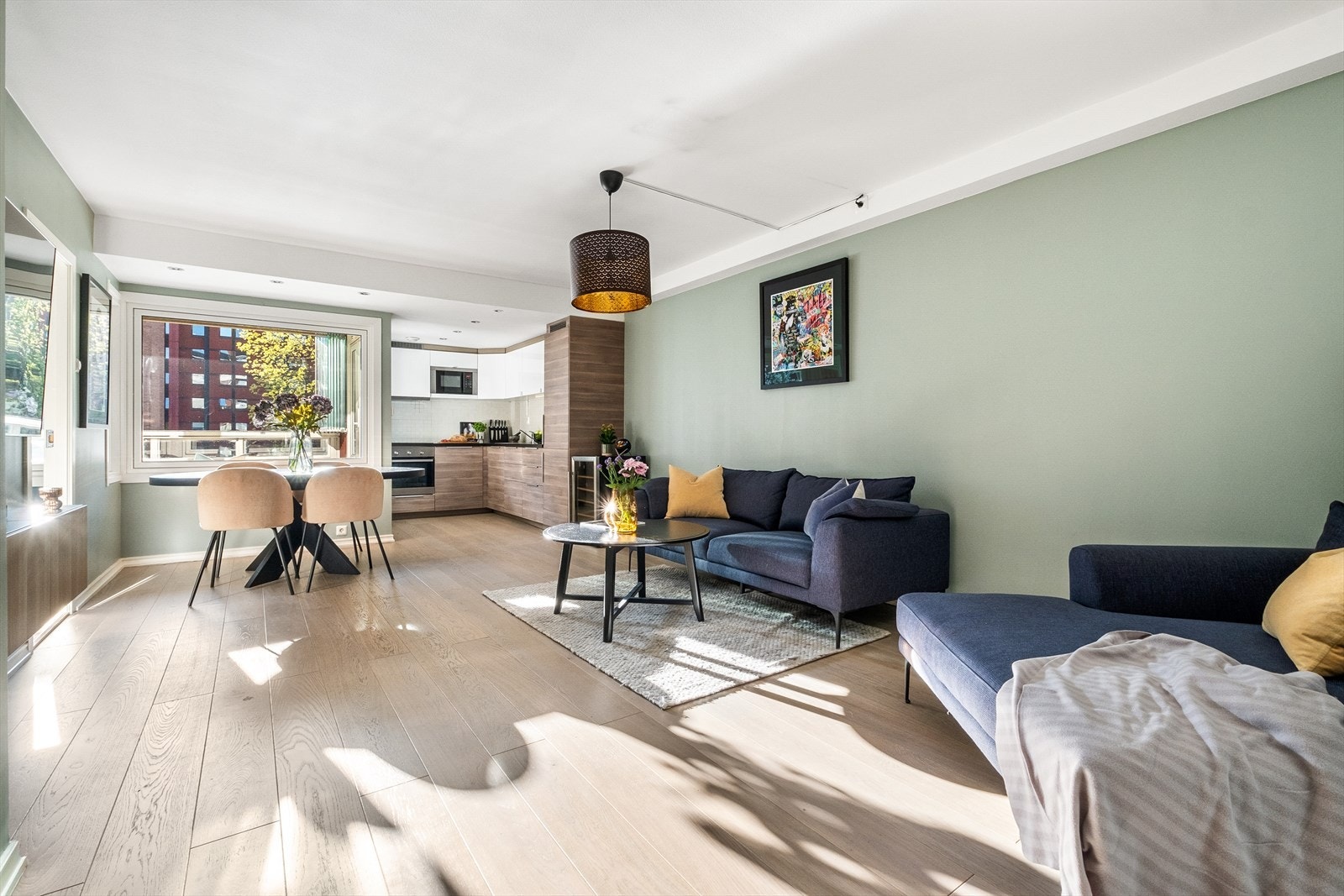 Leiligheten oppleves gjennomført og stilsikker med behagelige fargevalg og pen en-stavs parkett Galleribilde