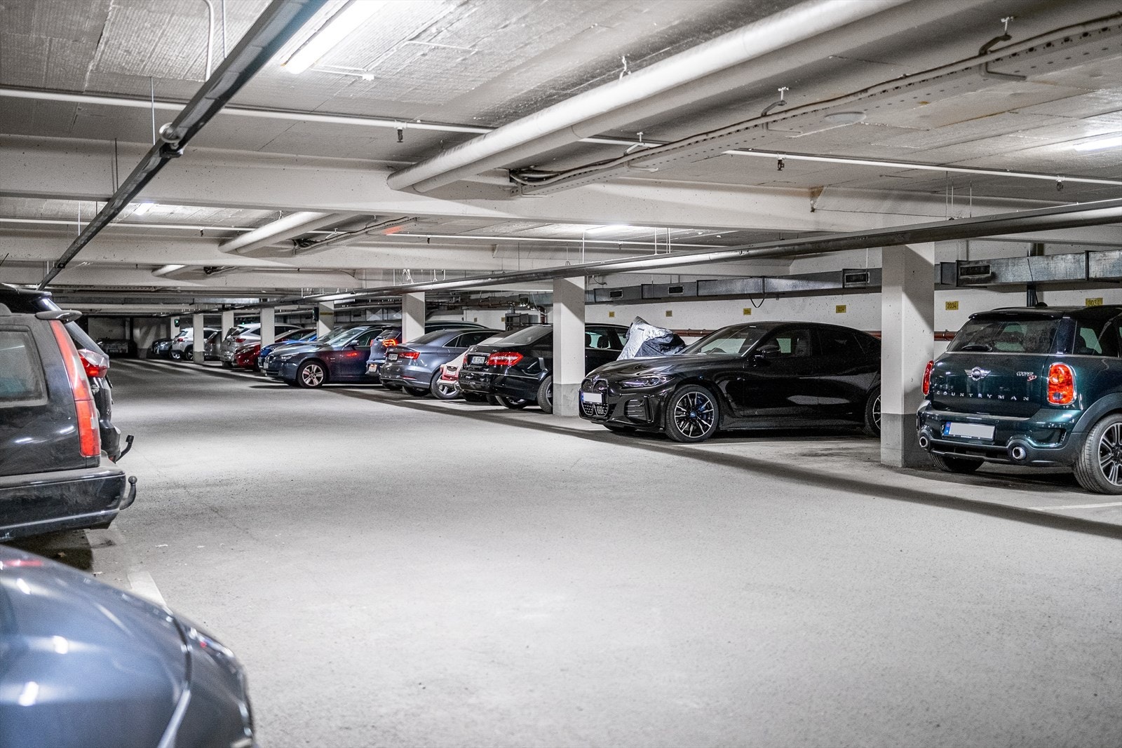 Det medfølger en biloppstillingplass med muligheter for tilkobling til el-ladenettverk Galleribilde