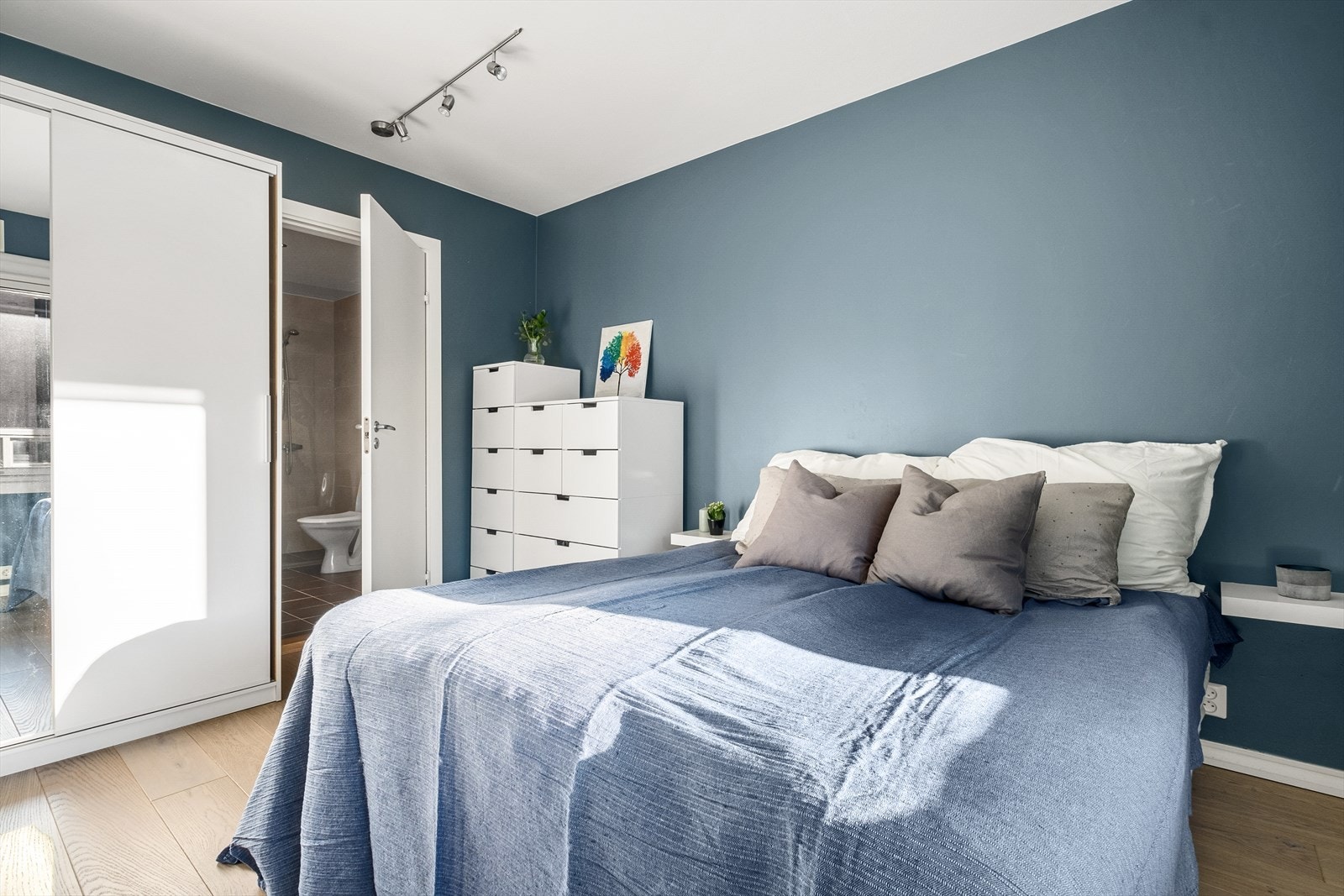 På soverommet er det god plass til dobbeltseng, nattbord og skyvedørsgarderobe Galleribilde