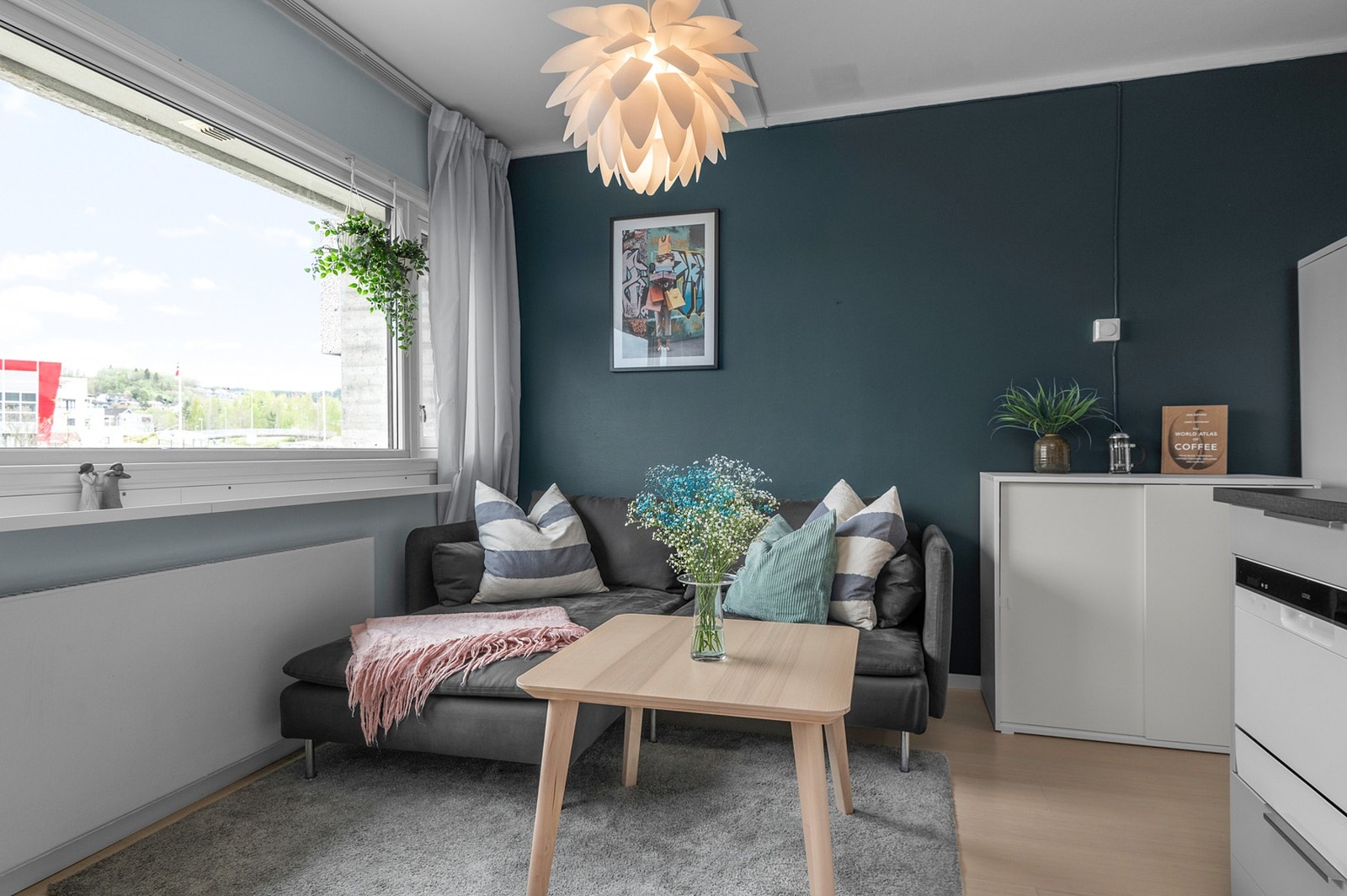 Lys og fin stue, med delikate fargevalg. Galleribilde