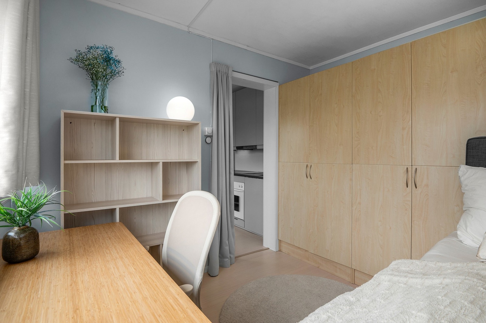 Godt med garderobeplass på både soverom og i entré. Galleribilde