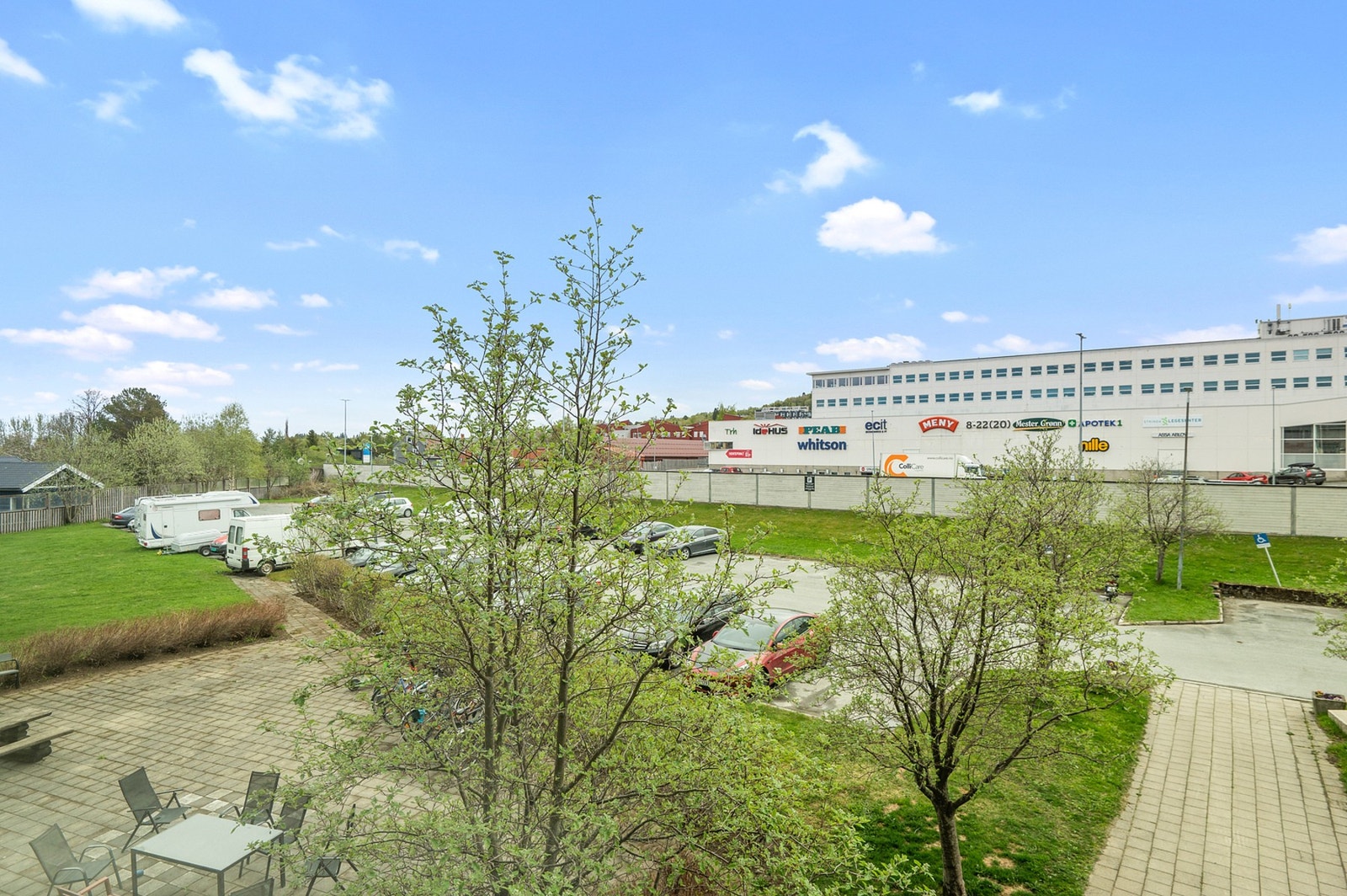 Store vindusflater gir masse lys og luft. Galleribilde