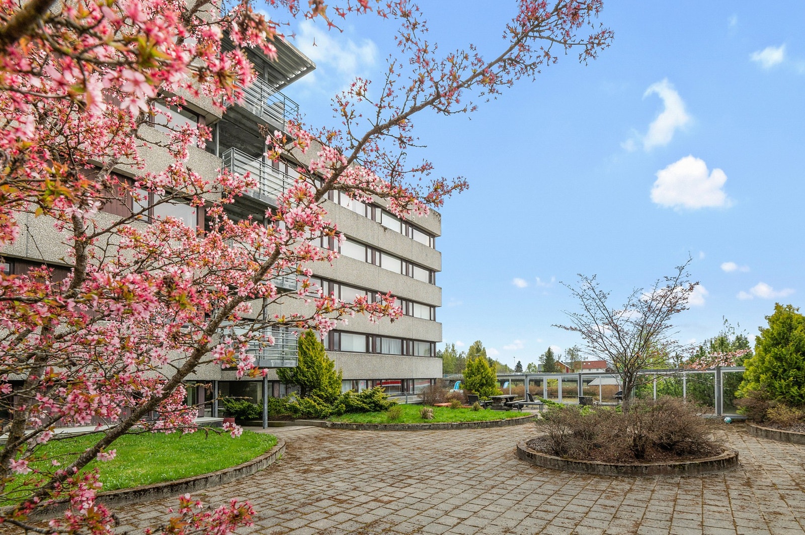 Pent opparbeidet fellesareal, solrikt i grønne omgivelser. Mulighet for parkering. Galleribilde