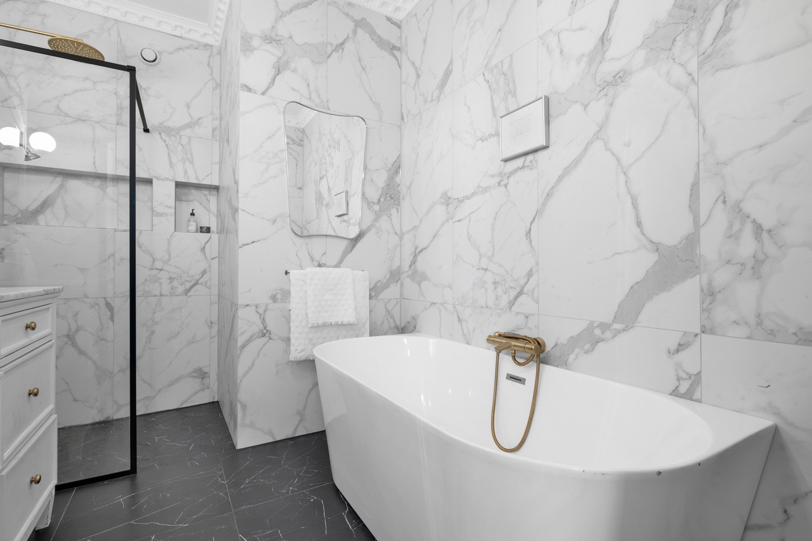 Dusjen er en walk-in dusj med takhengt dusjhodet som gir en hotellfølelse, i tillegg er det to innebygde hyller i dusjen. Galleribilde