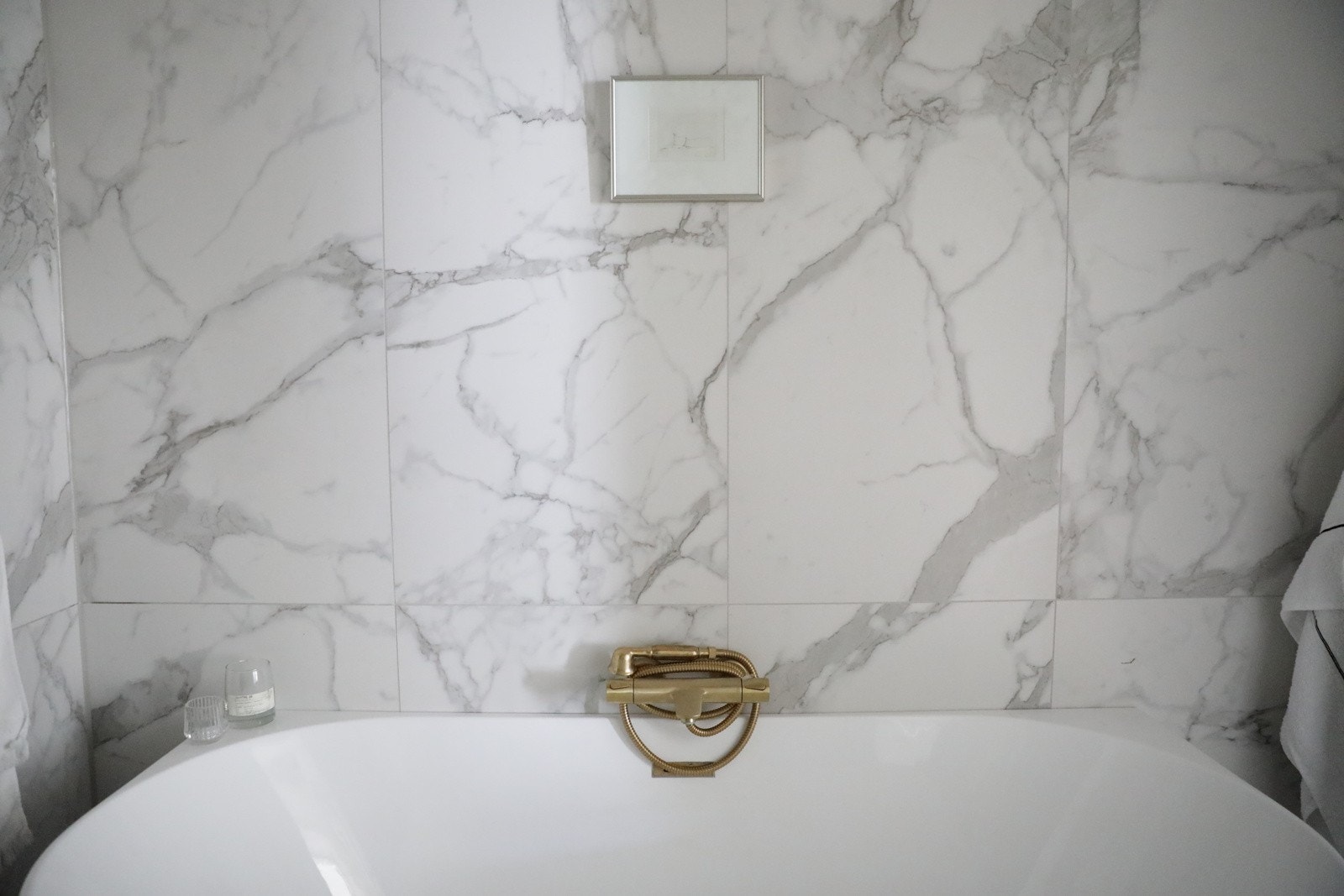 Badet er av god størrelse og inneholder både dusj og badekar Galleribilde