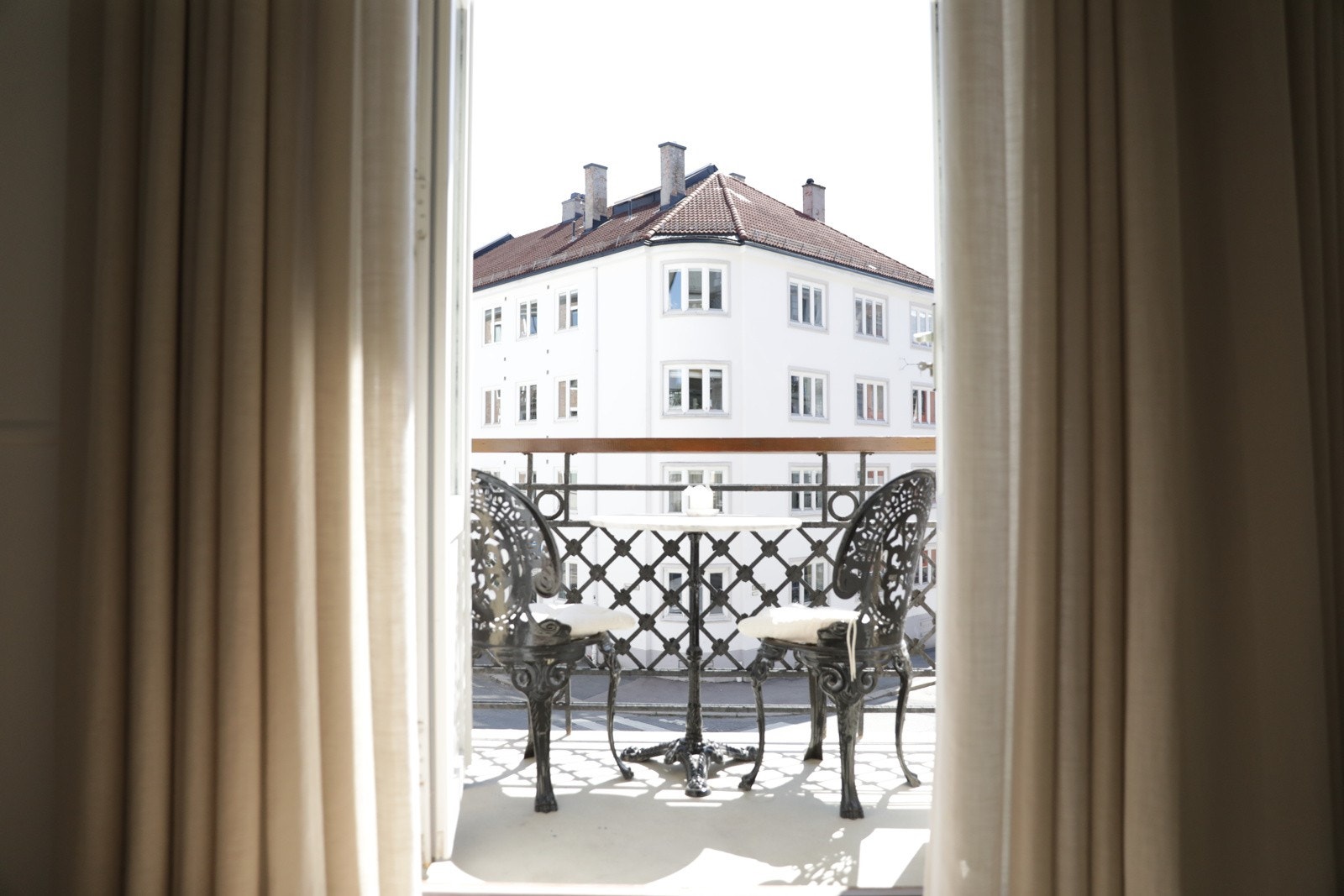 Sydvendt og solrik balkong som kan nytes fra våren til sensommer! Galleribilde