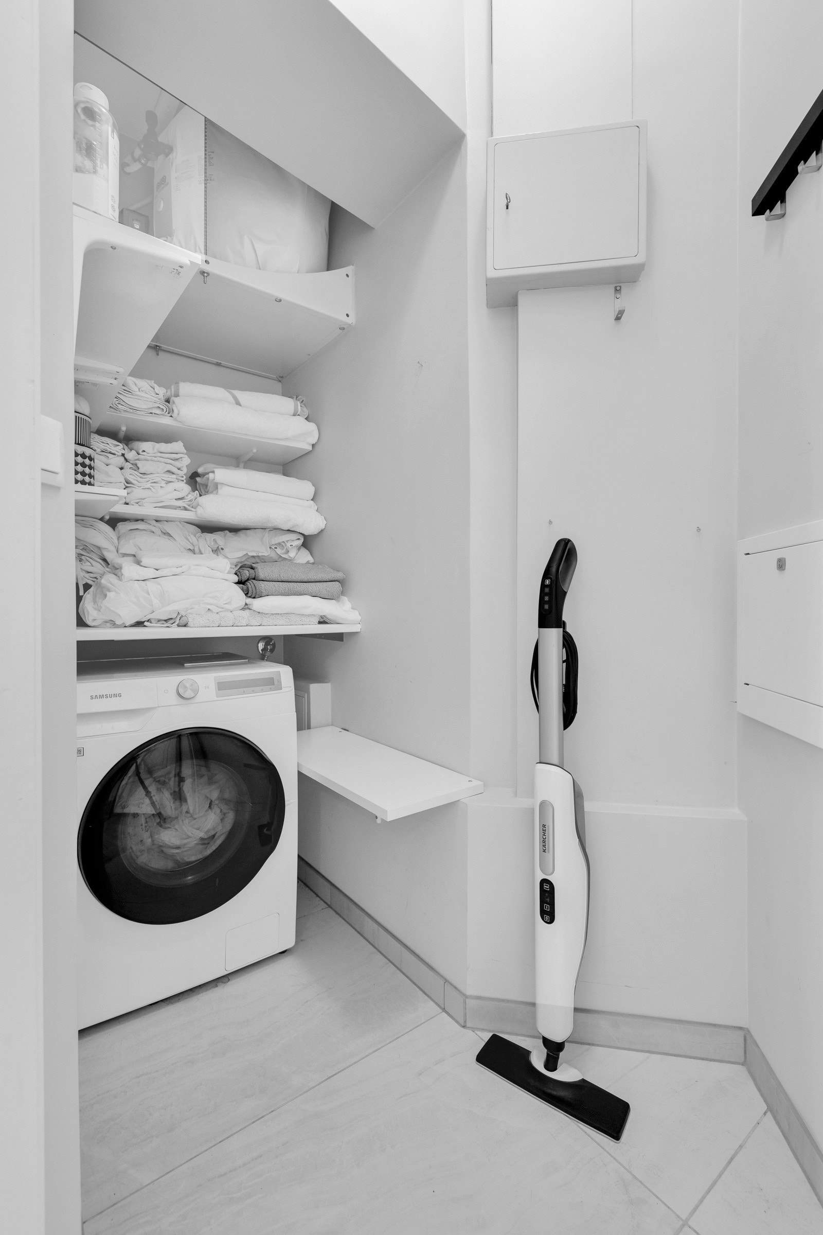 Eget vaskerom med fin hylleløsning og opplegg for å sette inn et ekstra toalett. Galleribilde