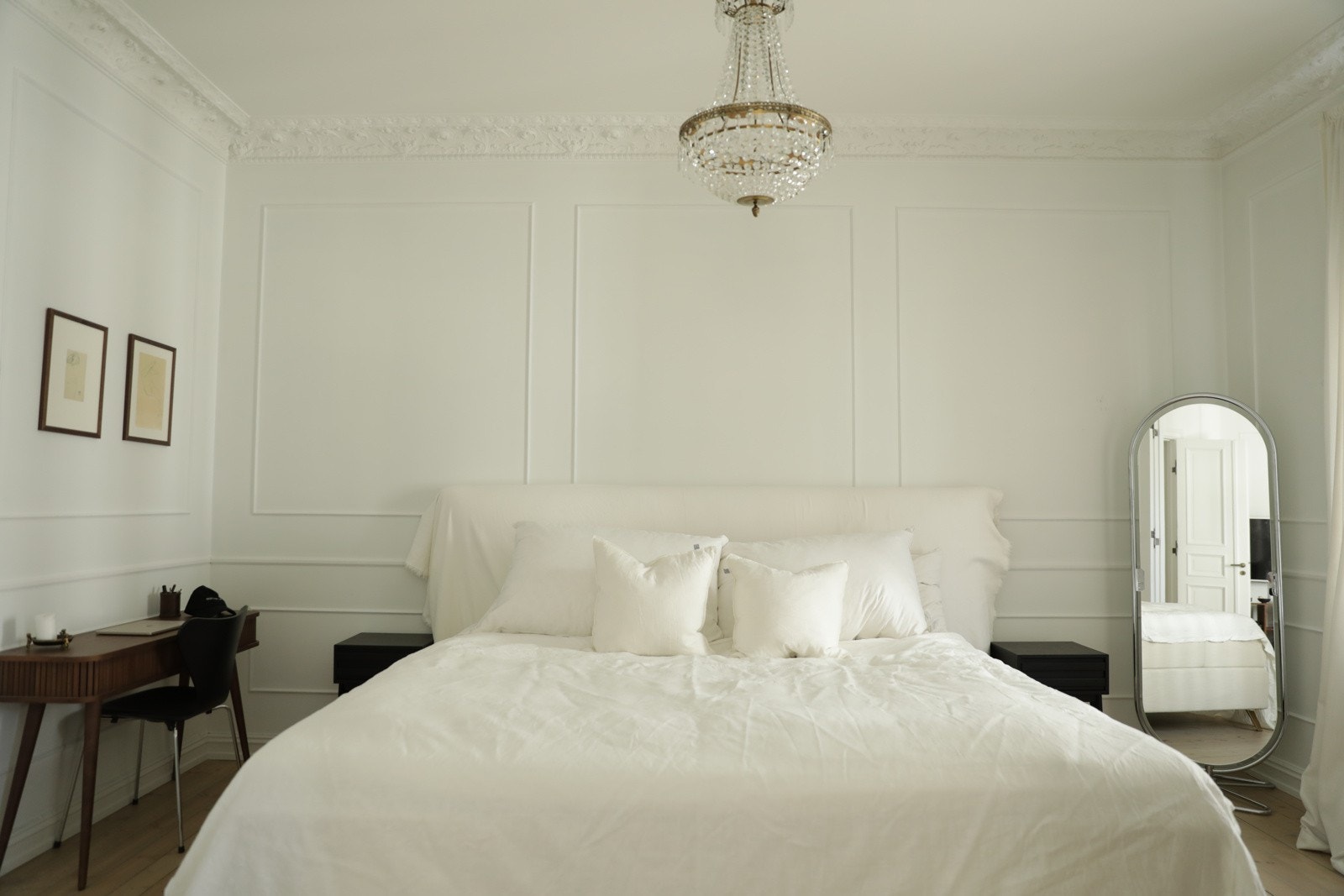 Hovedsoverommet er av god størrelse med plass til stor dobbeltseng med nattbord på hver side. Galleribilde