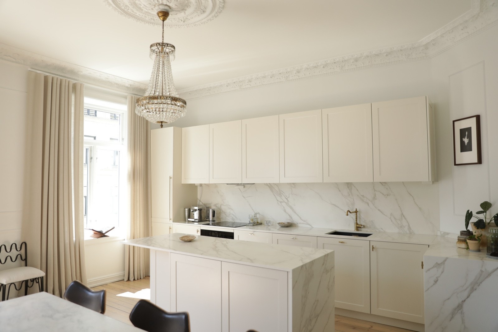 Det separate kjøkkenet er av god størrelse, og med ekstra bred inngang får du likevel en sosial følelse fra stuen. Galleribilde