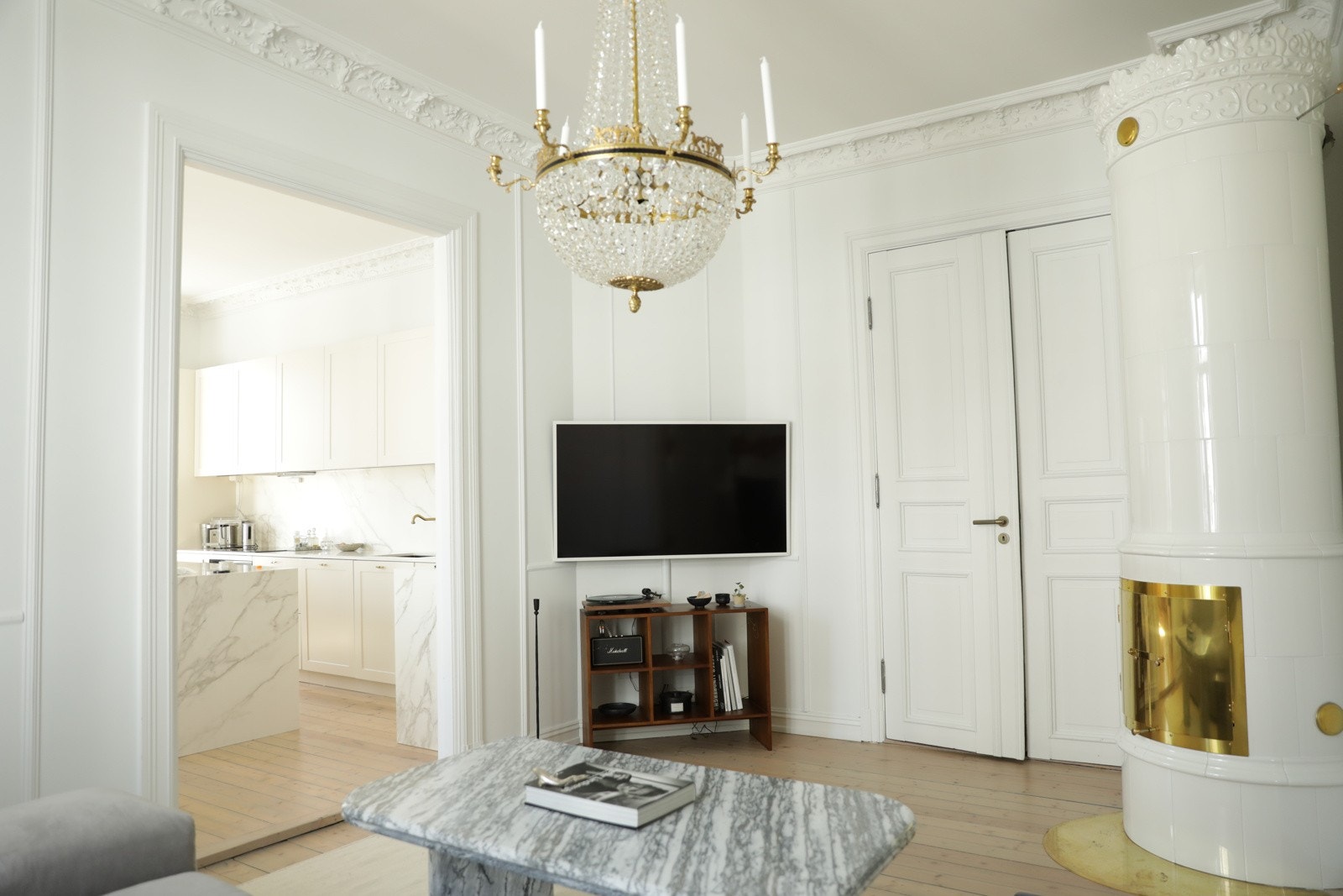 Stuen er elegant, lys og romslig med genereøs takhøyde på cirka 3m! Galleribilde