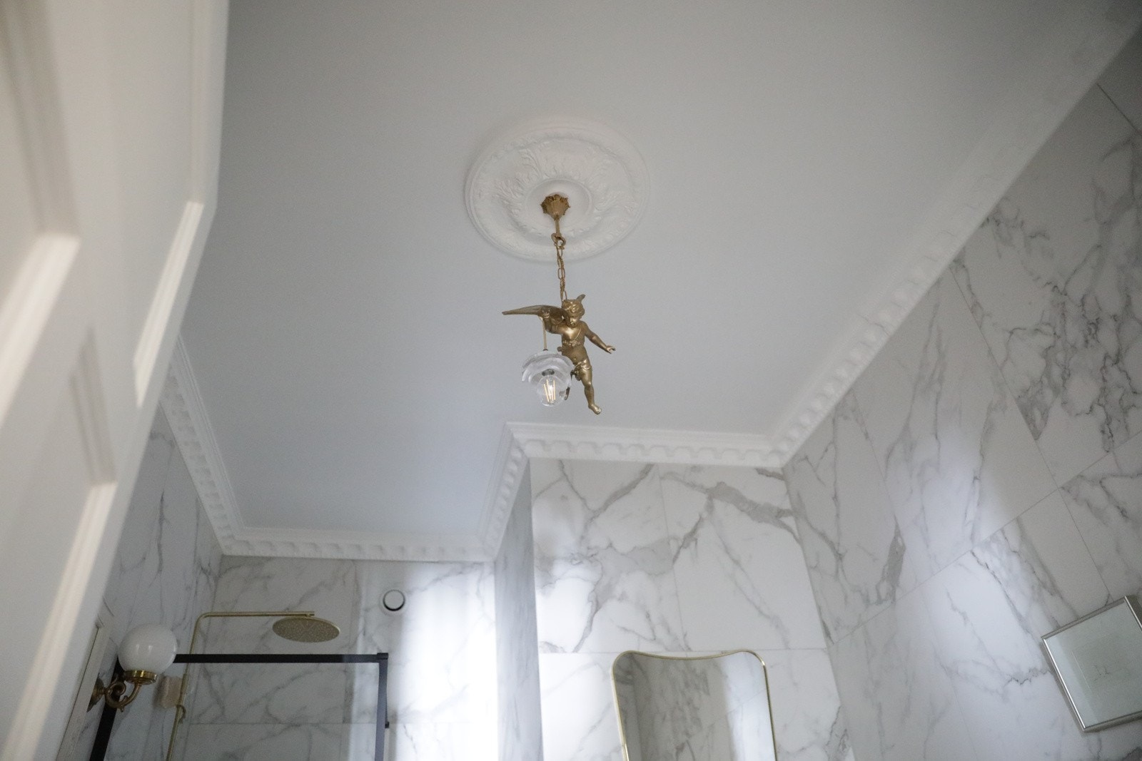 Det er satt inn stukkatur og takrosett på badet. Galleribilde