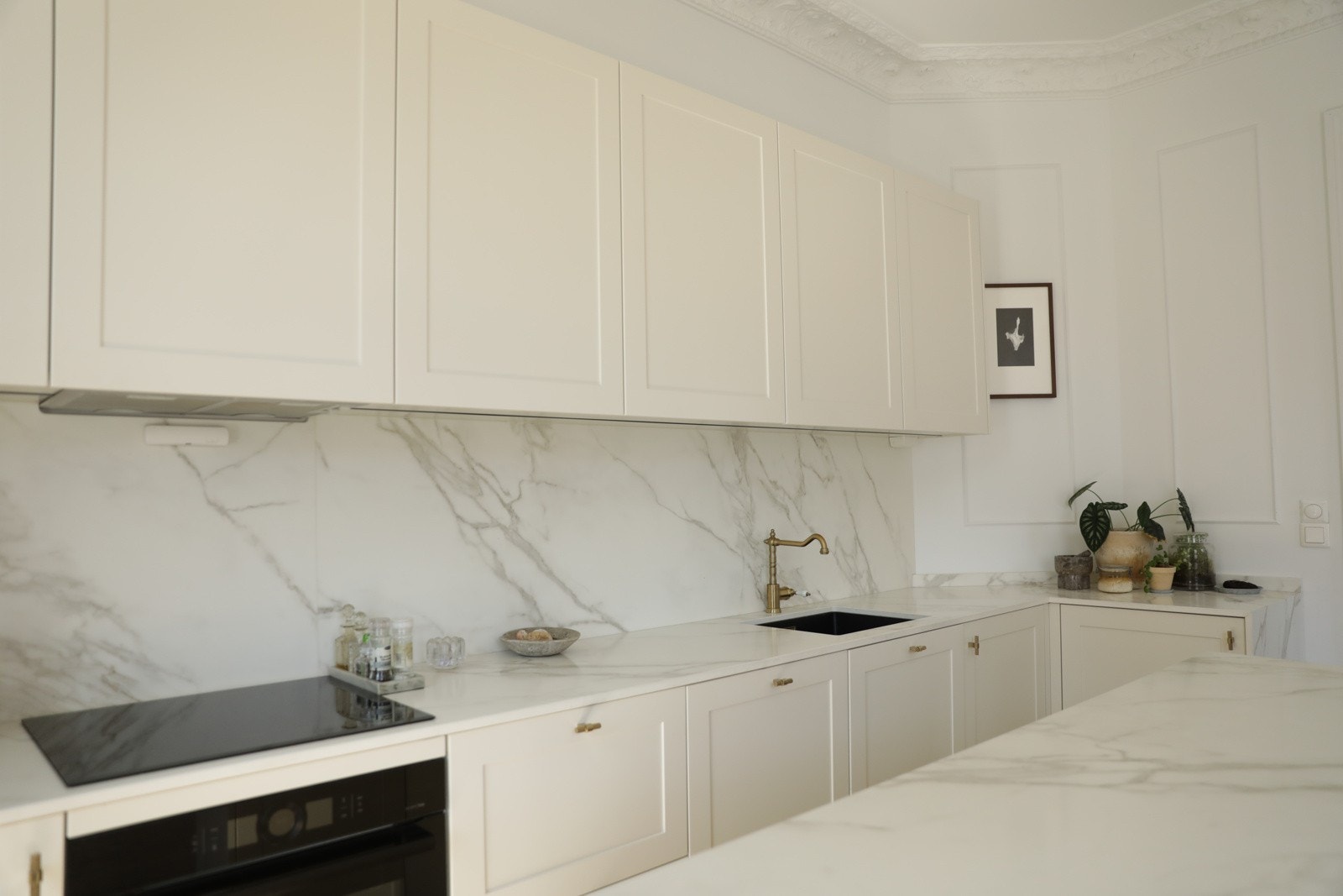 Kjøkkenet ble skiftet fronter og benkeplate på i 2022. Galleribilde